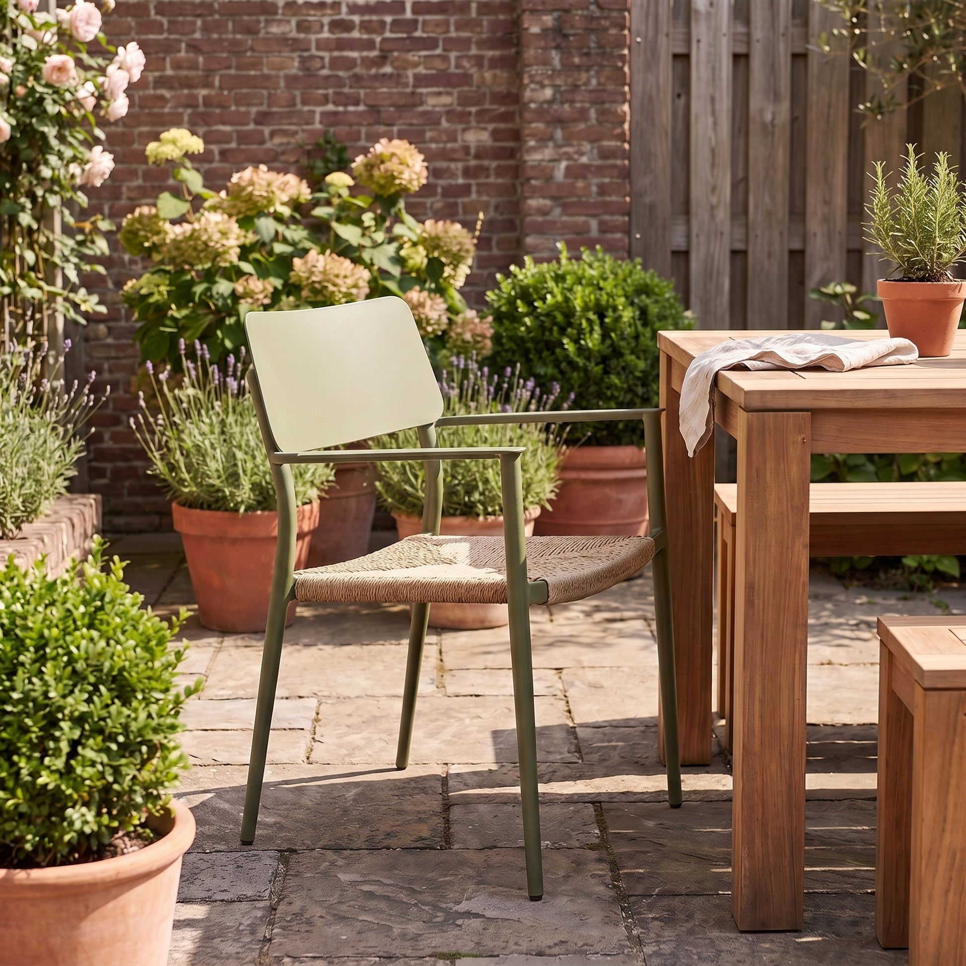 Chester Tuinstoel | Dining - Green in een sfeervolle tuin - Outnest tuinmeubelen