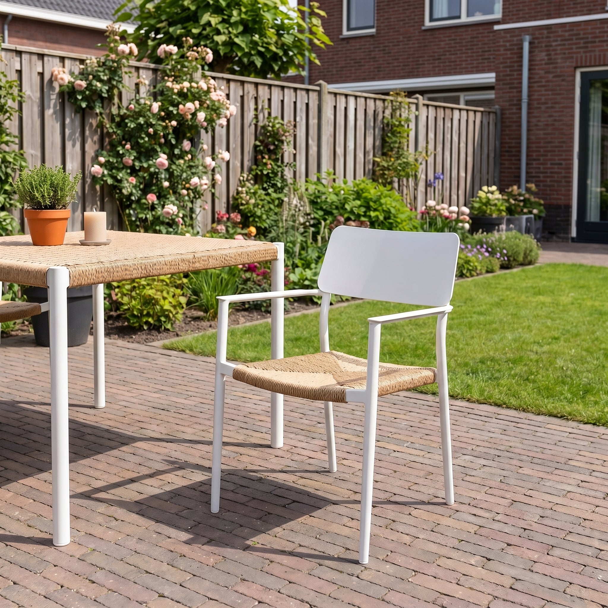 Chester Tuinstoel | Dining - White in een sfeervolle tuin - Outnest tuinmeubelen
