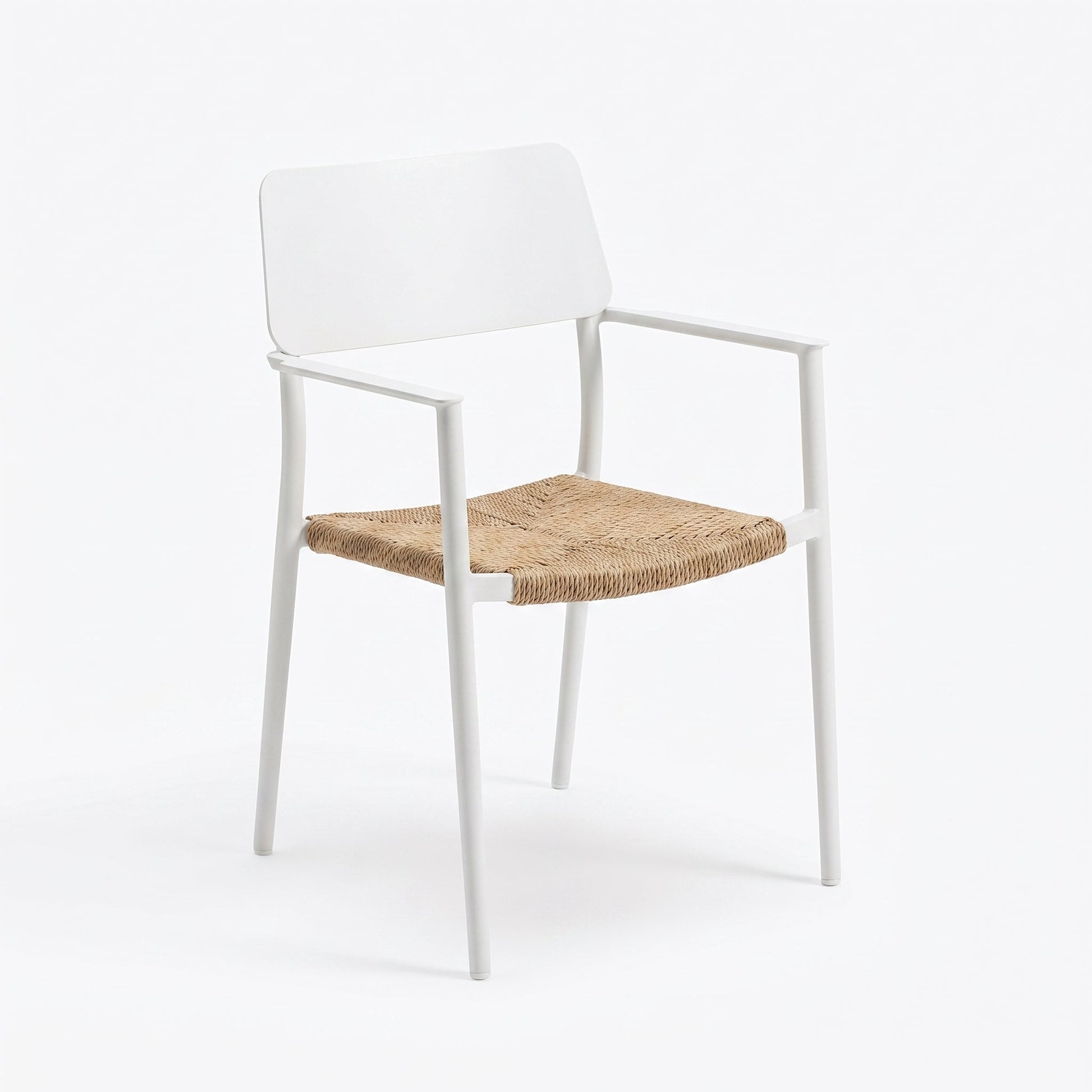 Chester Tuinstoel | Dining - White in een sfeervolle tuin - Outnest tuinmeubelen