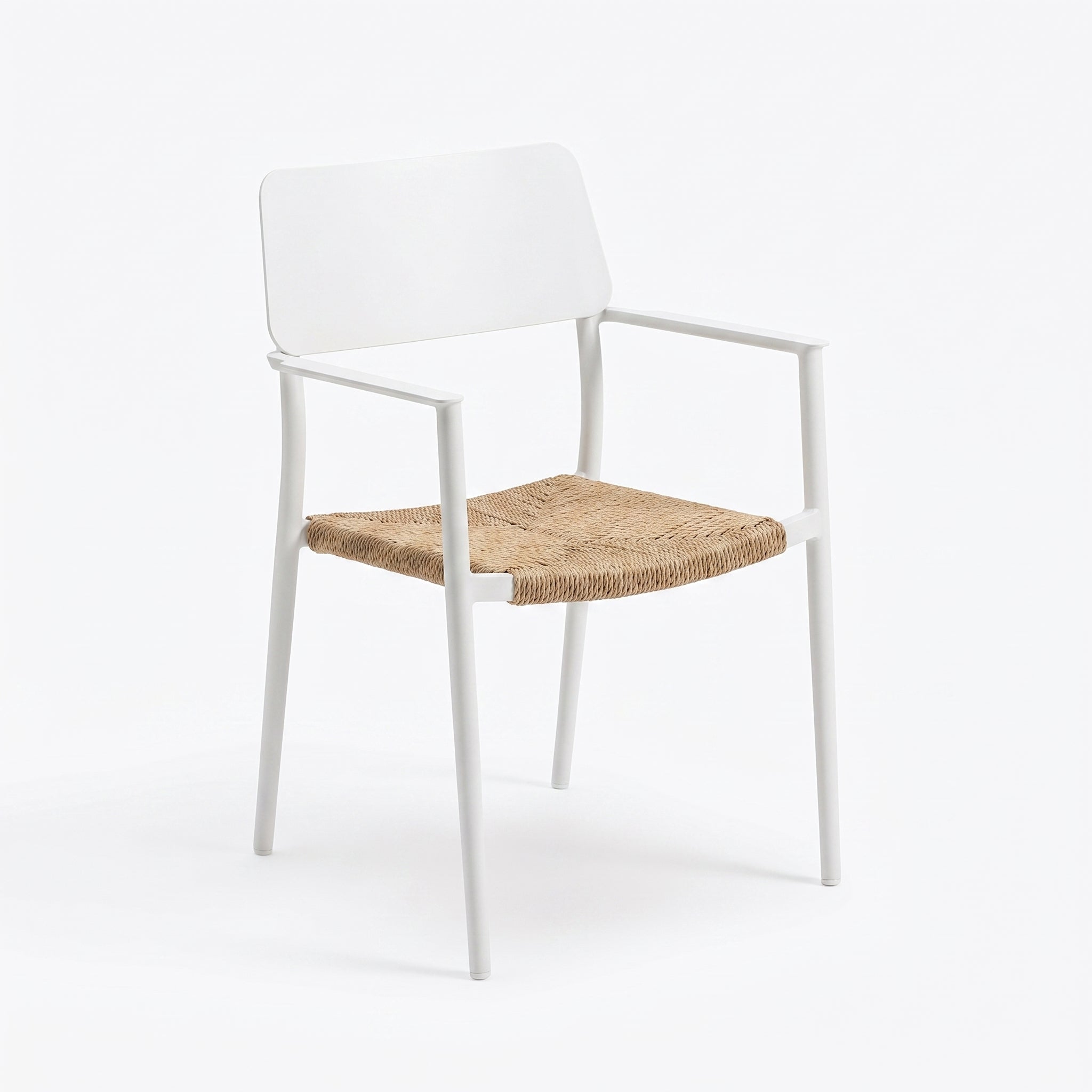 Chester Tuinstoel | Dining - White in een sfeervolle tuin - Outnest tuinmeubelen