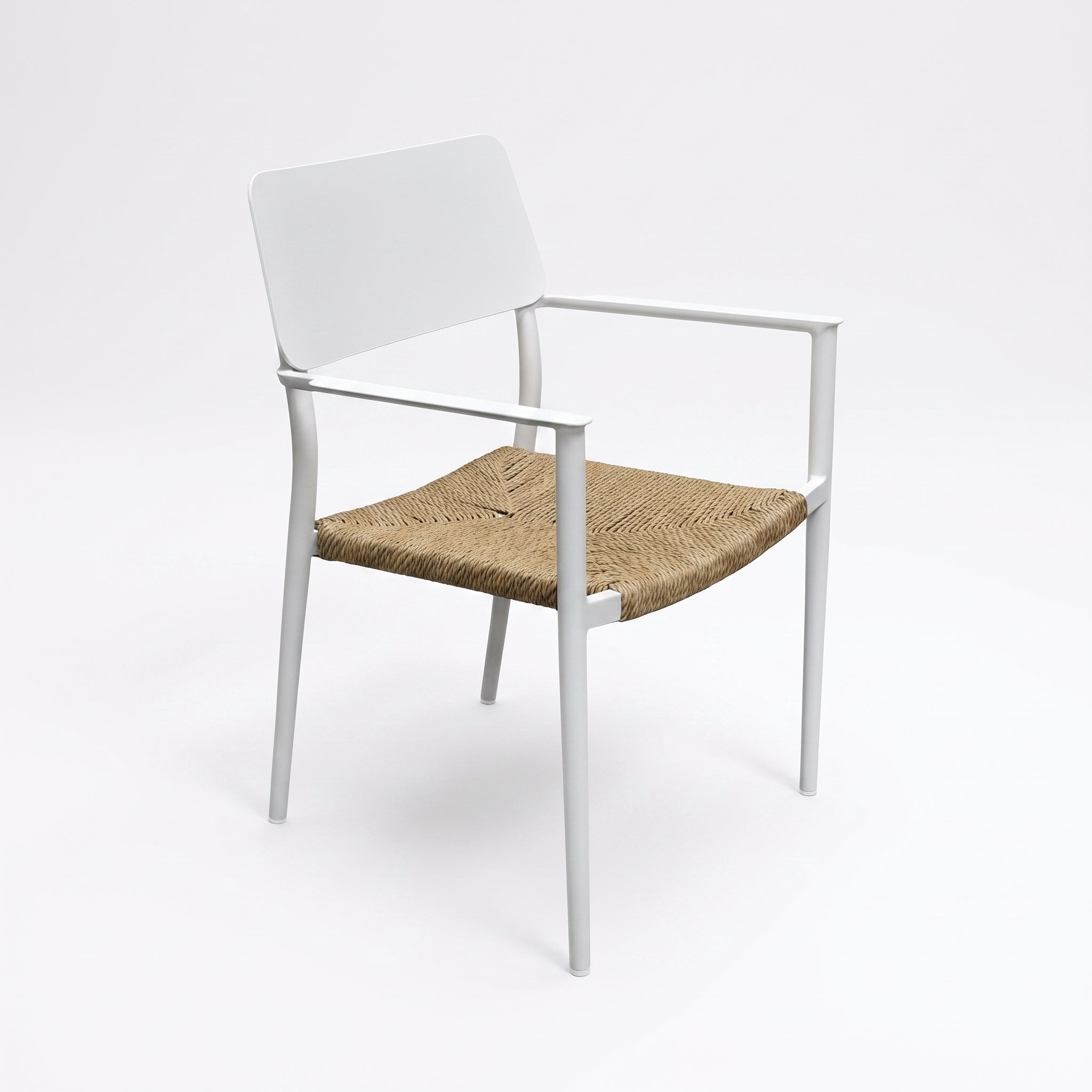 Chester Tuinstoel | Dining - White in een sfeervolle tuin - Outnest tuinmeubelen