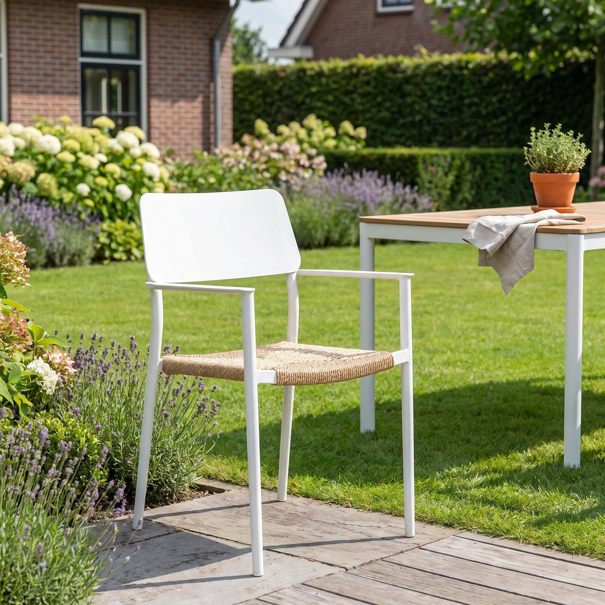 Chester Tuinstoel | Dining - White in een sfeervolle tuin - Outnest tuinmeubelen