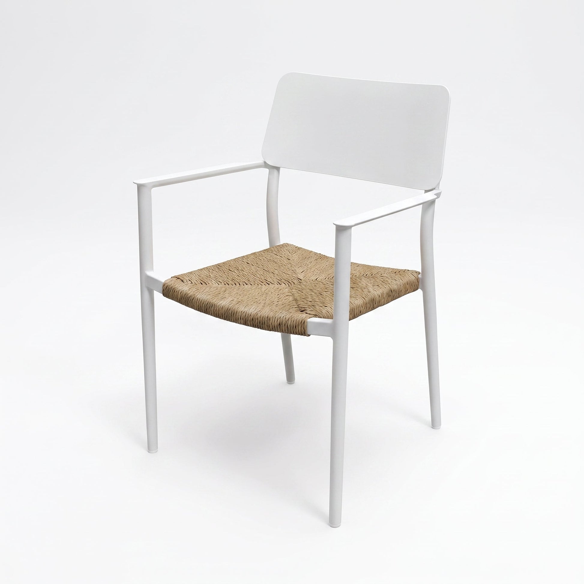 Chester Tuinstoel | Dining - White in een sfeervolle tuin - Outnest tuinmeubelen