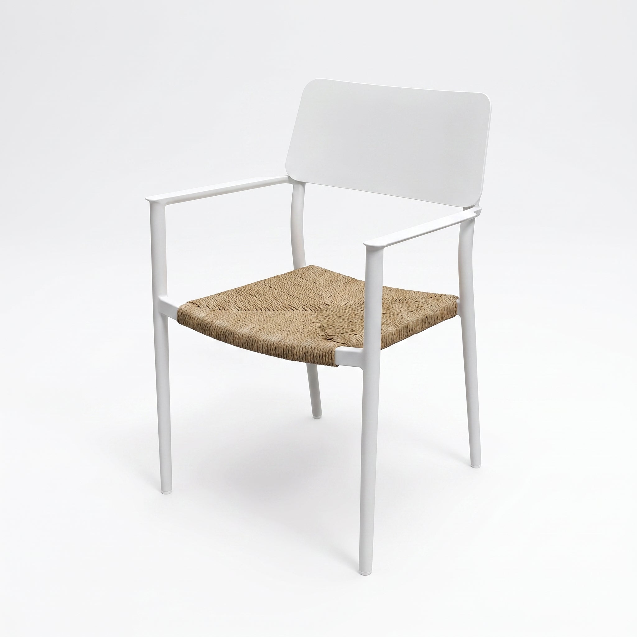 Chester Tuinstoel | Dining - White in een sfeervolle tuin - Outnest tuinmeubelen