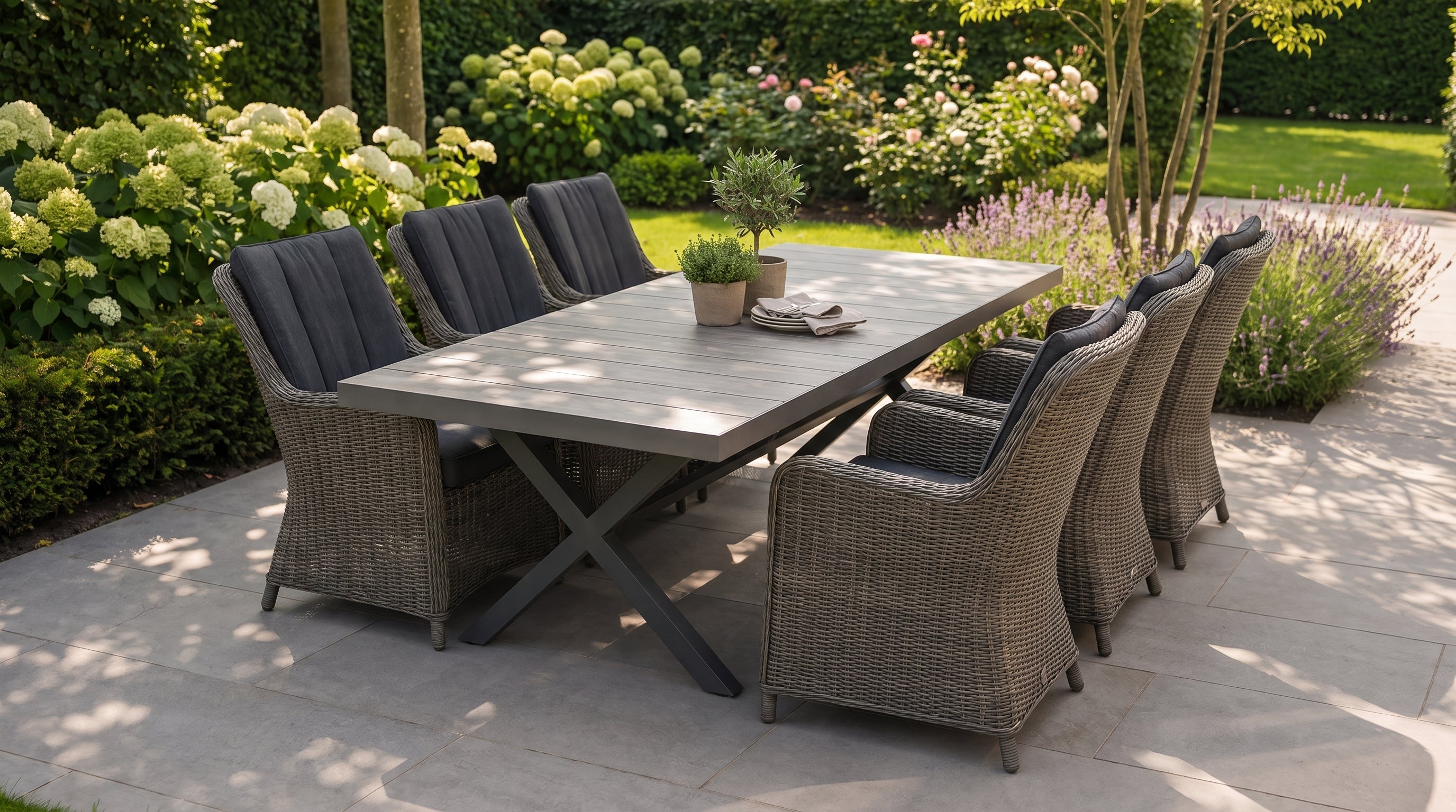 Compacte tuinset op een klein terras, geschikt voor vier personen
