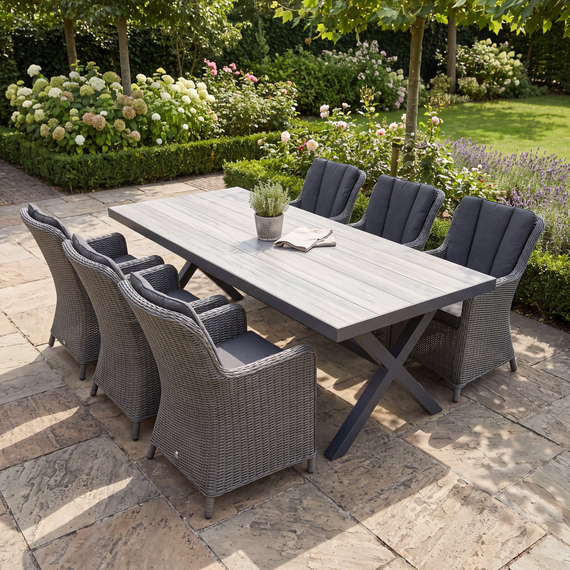 Costana-Avalon Tuinset 6 personen met uitschuifbare tuintafel met lichtgrijs keramisch houtlook blad en zes Avalon Rock Grey wicker stoelen op een terras - Outnest tuinmeubelen