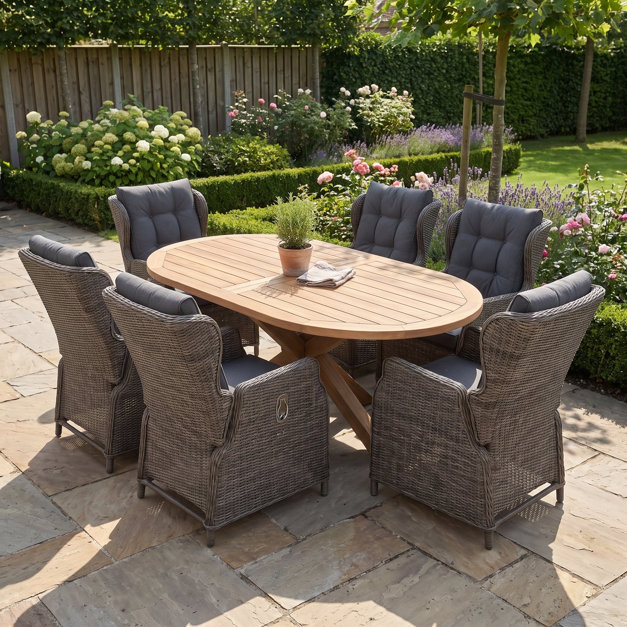 Tuinset voor 6 personen met ovale teakhouten tafel en 6 stoelen op een terras