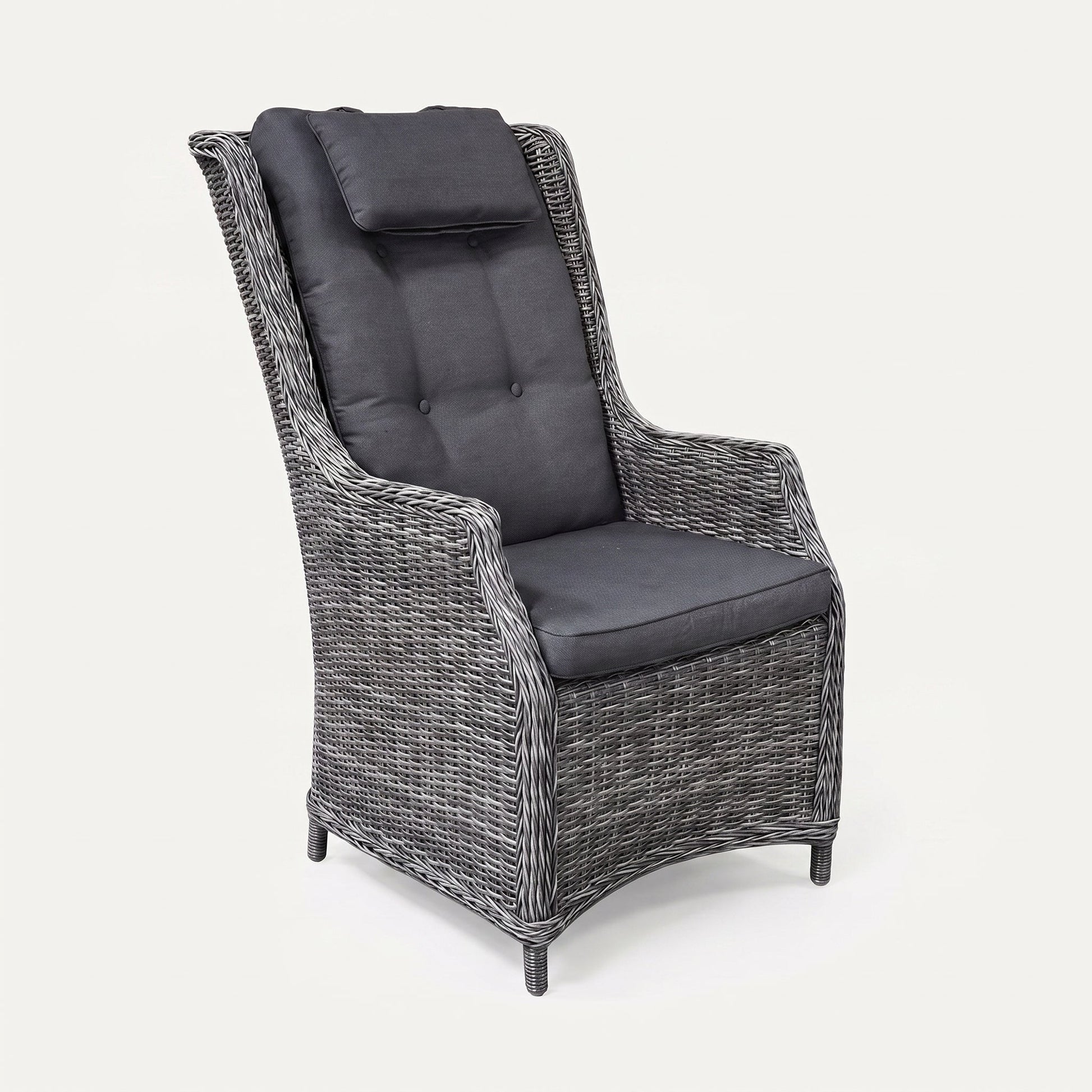 Darwin Tuinstoel | Dining, Hoge Rugleuning - Kobo Grey in een sfeervolle tuin - Outnest tuinmeubelen
