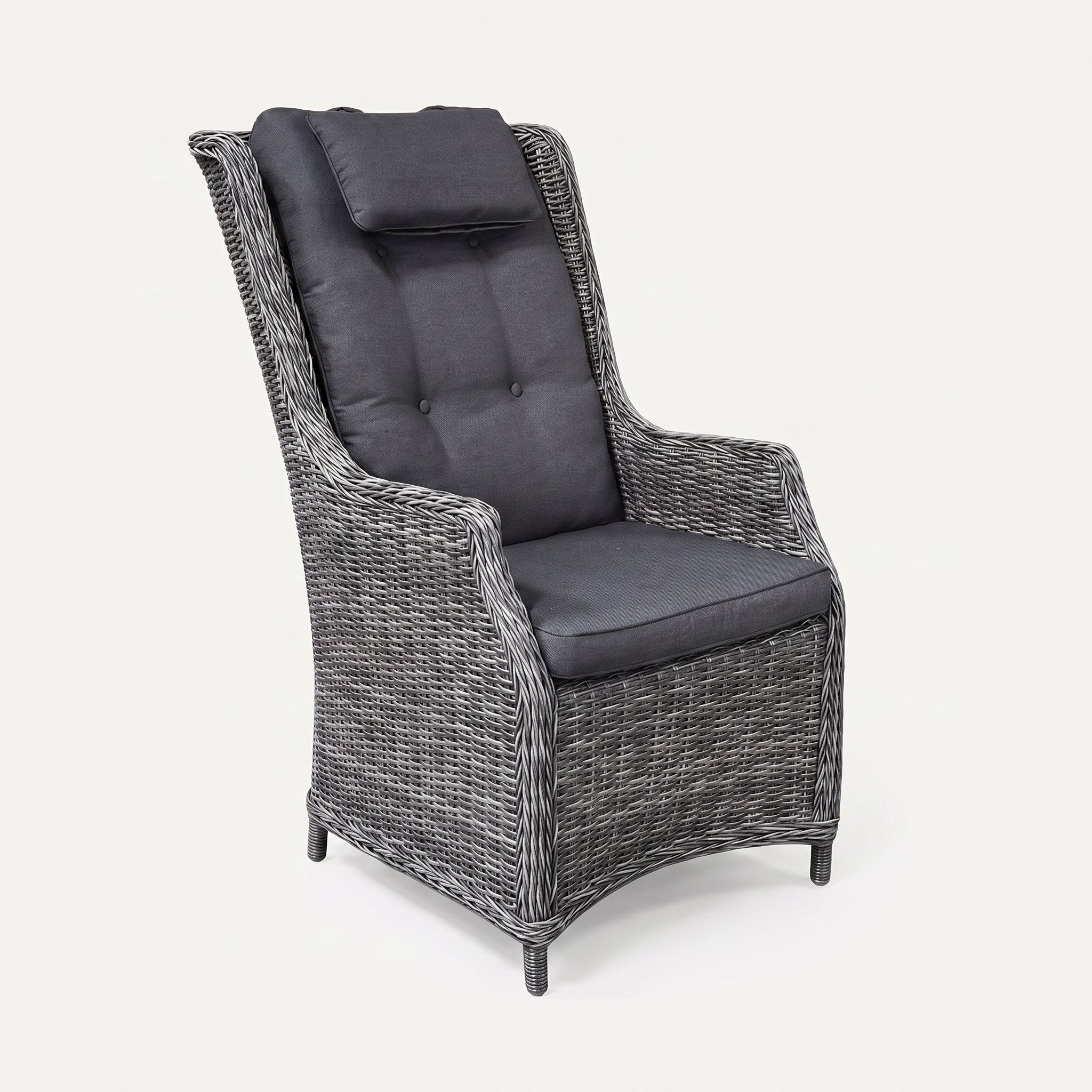 Darwin Tuinstoel | Dining, Hoge Rugleuning - Kobo Grey in een sfeervolle tuin - Outnest tuinmeubelen