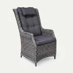 Darwin Tuinstoel | Dining, Hoge Rugleuning - Kobo Grey in een sfeervolle tuin - Outnest tuinmeubelen