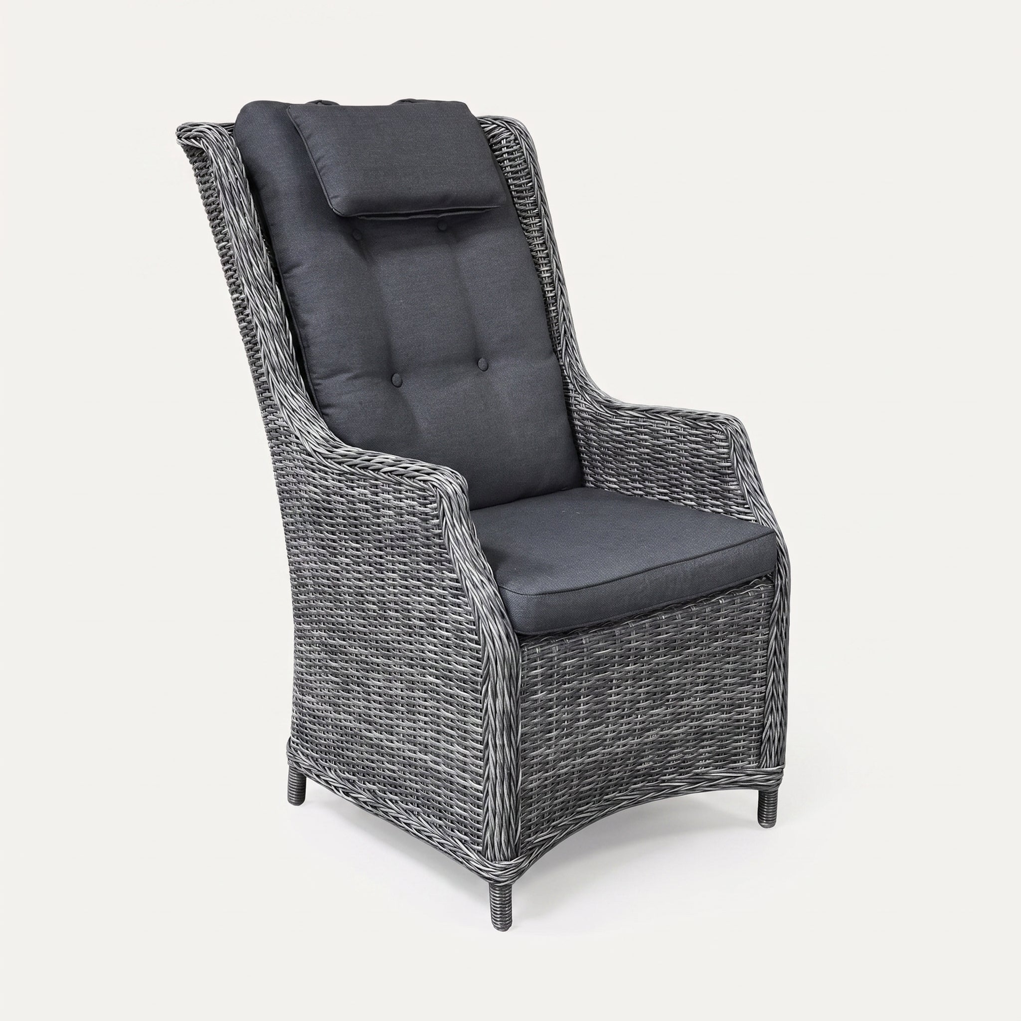 Darwin Tuinstoel | Dining, Hoge Rugleuning - Kobo Grey in een sfeervolle tuin - Outnest tuinmeubelen