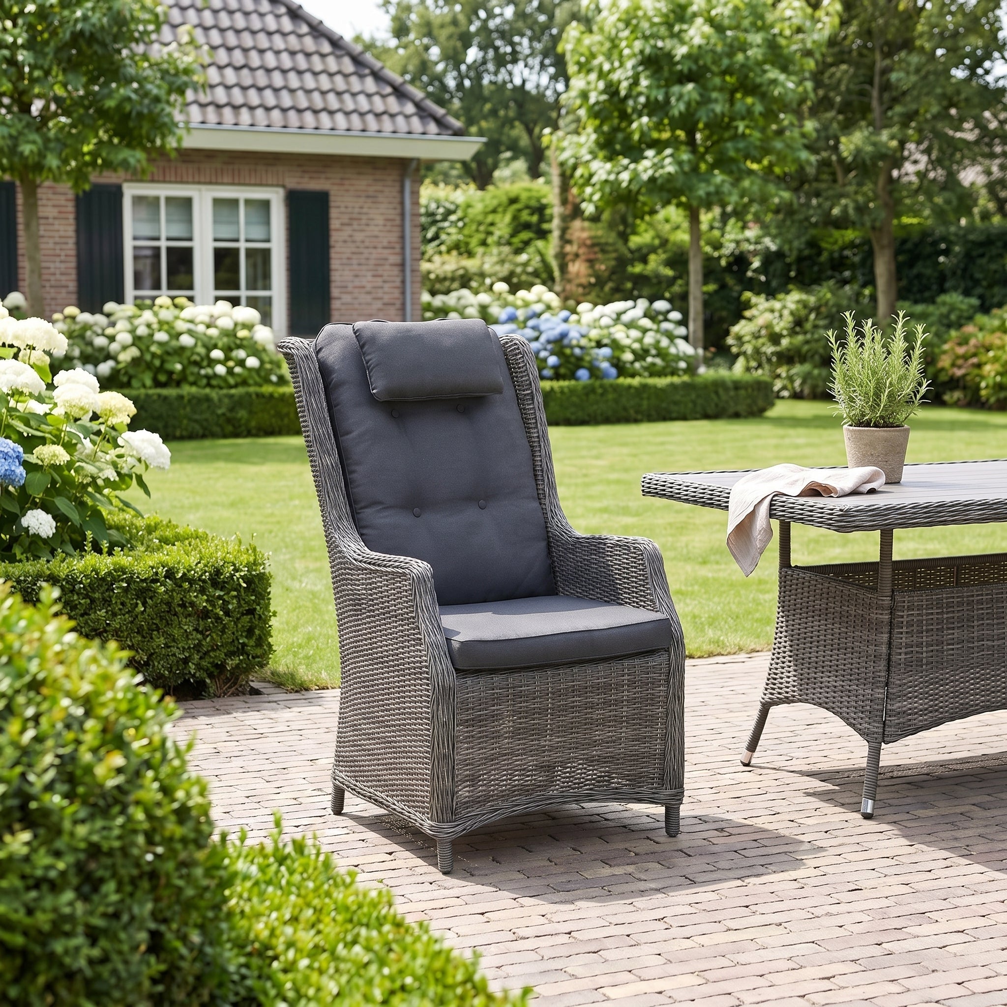 Darwin Tuinstoel | Dining, Hoge Rugleuning - Kobo Grey in een sfeervolle tuin - Outnest tuinmeubelen