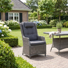 Darwin Tuinstoel | Dining, Hoge Rugleuning - Kobo Grey in een sfeervolle tuin - Outnest tuinmeubelen