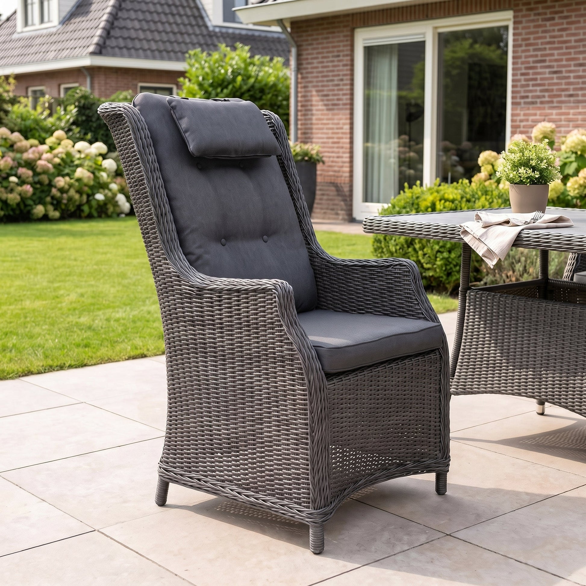 Darwin Tuinstoel | Dining, Hoge Rugleuning - Rock Grey in een sfeervolle tuin - Outnest tuinmeubelen