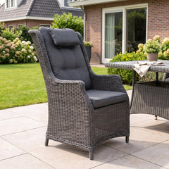 Darwin Tuinstoel | Dining, Hoge Rugleuning - Rock Grey in een sfeervolle tuin - Outnest tuinmeubelen