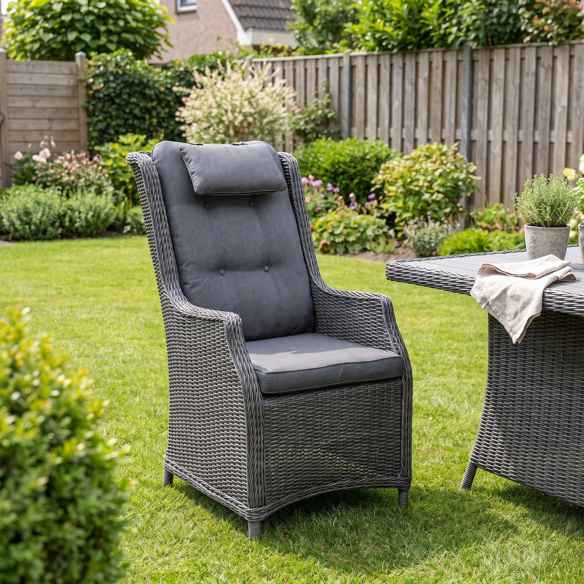 Darwin Tuinstoel | Dining, Hoge Rugleuning - Rock Grey in een sfeervolle tuin - Outnest tuinmeubelen