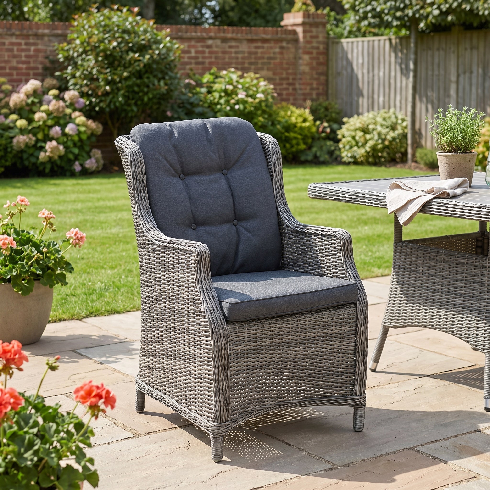 Darwin Tuinstoel | Dining - Kobo Grey in een sfeervolle tuin - Outnest tuinmeubelen
