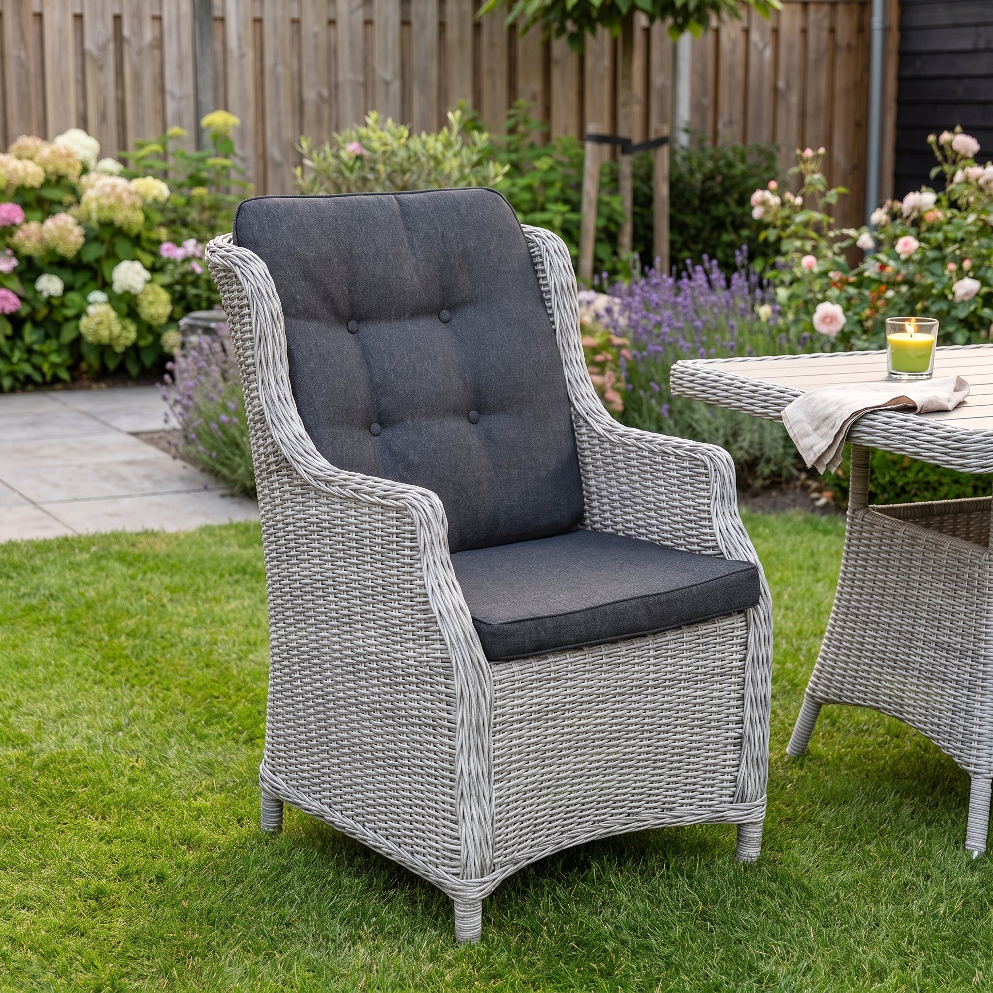 Darwin Tuinstoel | Dining - Light Kobo Grey in een sfeervolle tuin - Outnest tuinmeubelen