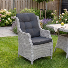 Darwin Tuinstoel | Dining - Light Kobo Grey in een sfeervolle tuin - Outnest tuinmeubelen