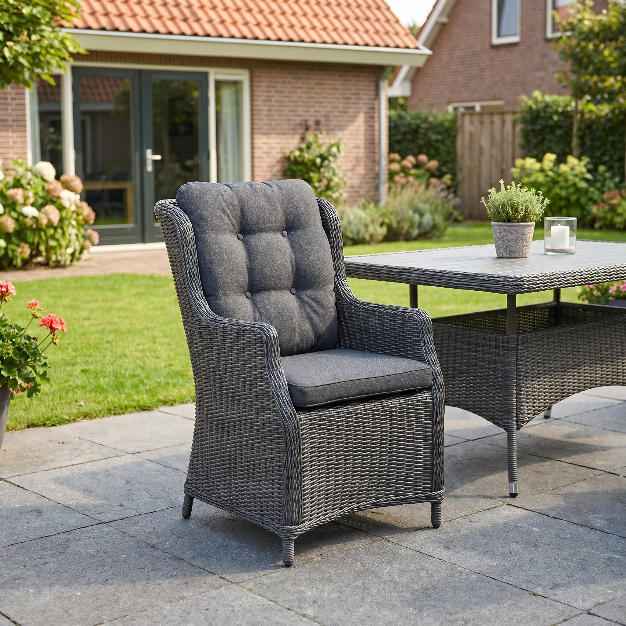 Darwin Tuinstoel | Dining - Rock Grey in een sfeervolle tuin - Outnest tuinmeubelen