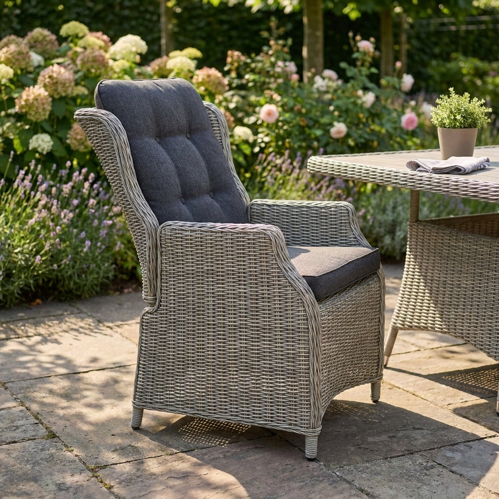 Darwin Verstelbare Tuinstoel | Dining - Light Kobo Grey in een sfeervolle tuin - Outnest tuinmeubelen