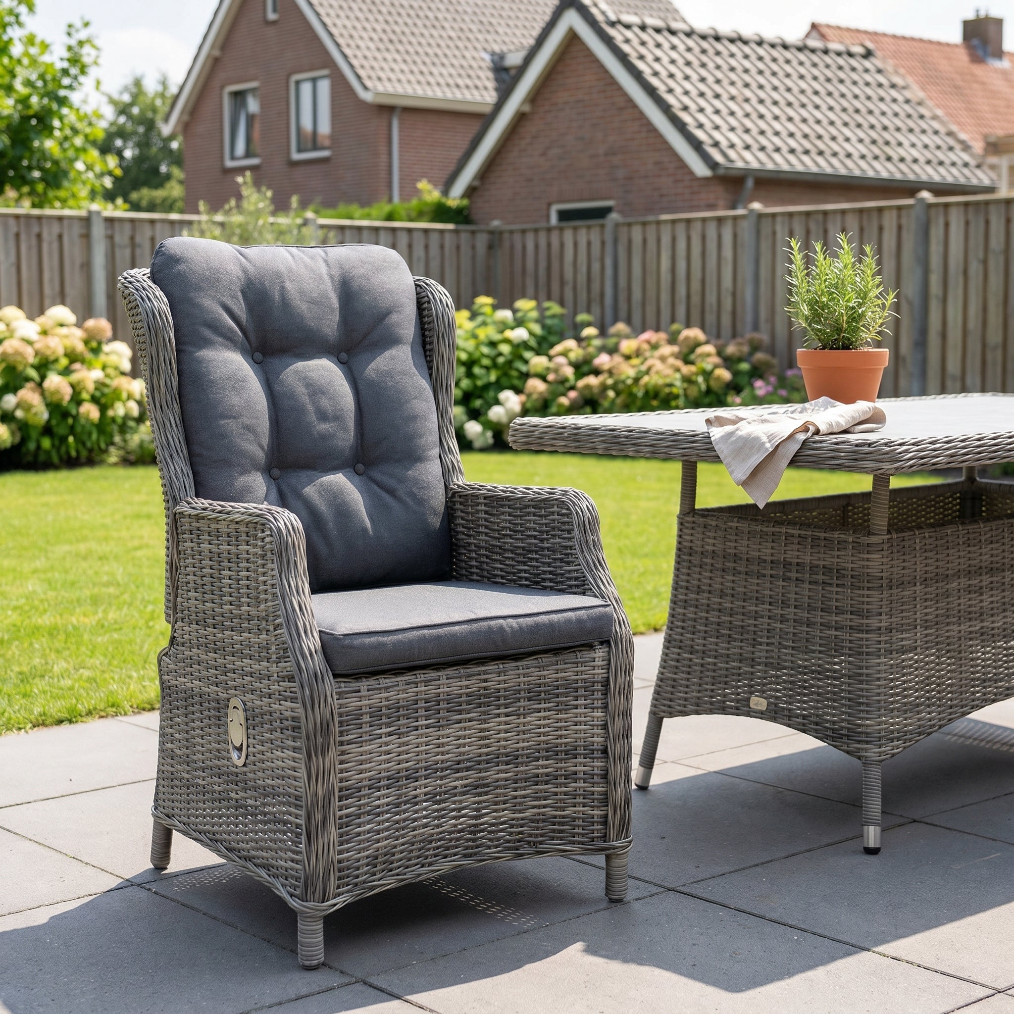 Darwin Verstelbare Tuinstoel | Dining - Kobo Grey in een sfeervolle tuin - Outnest tuinmeubelen