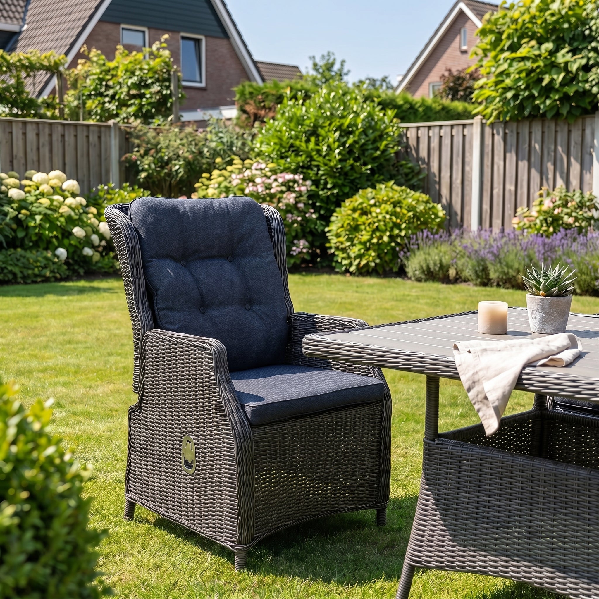 Darwin Verstelbare Tuinstoel | Dining - Rock Grey in een sfeervolle tuin - Outnest tuinmeubelen