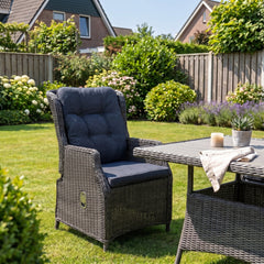 Darwin Verstelbare Tuinstoel | Dining - Rock Grey in een sfeervolle tuin - Outnest tuinmeubelen