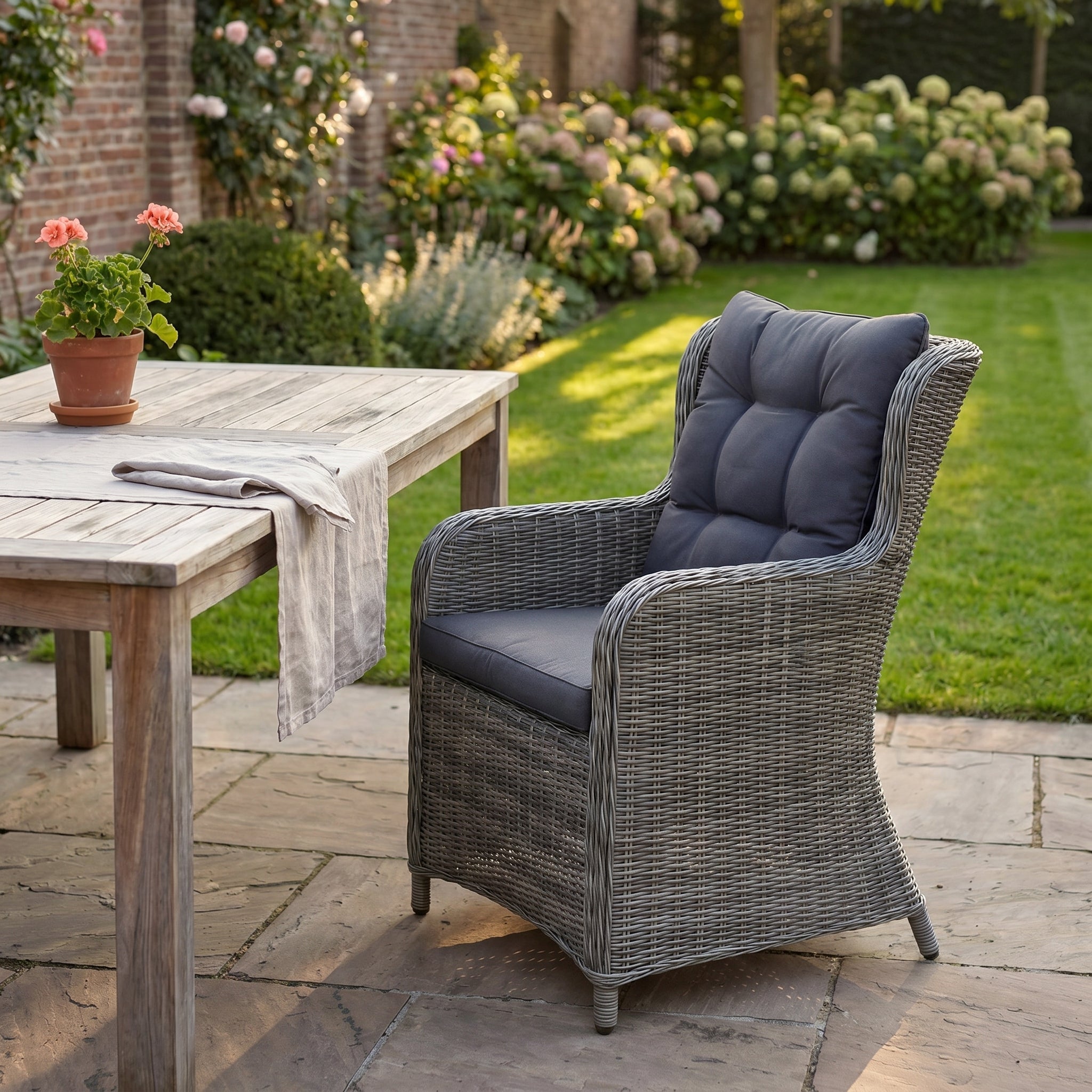 Delano Tuinstoel | Dining - Kobo Grey in een sfeervolle tuin - Outnest tuinmeubelen