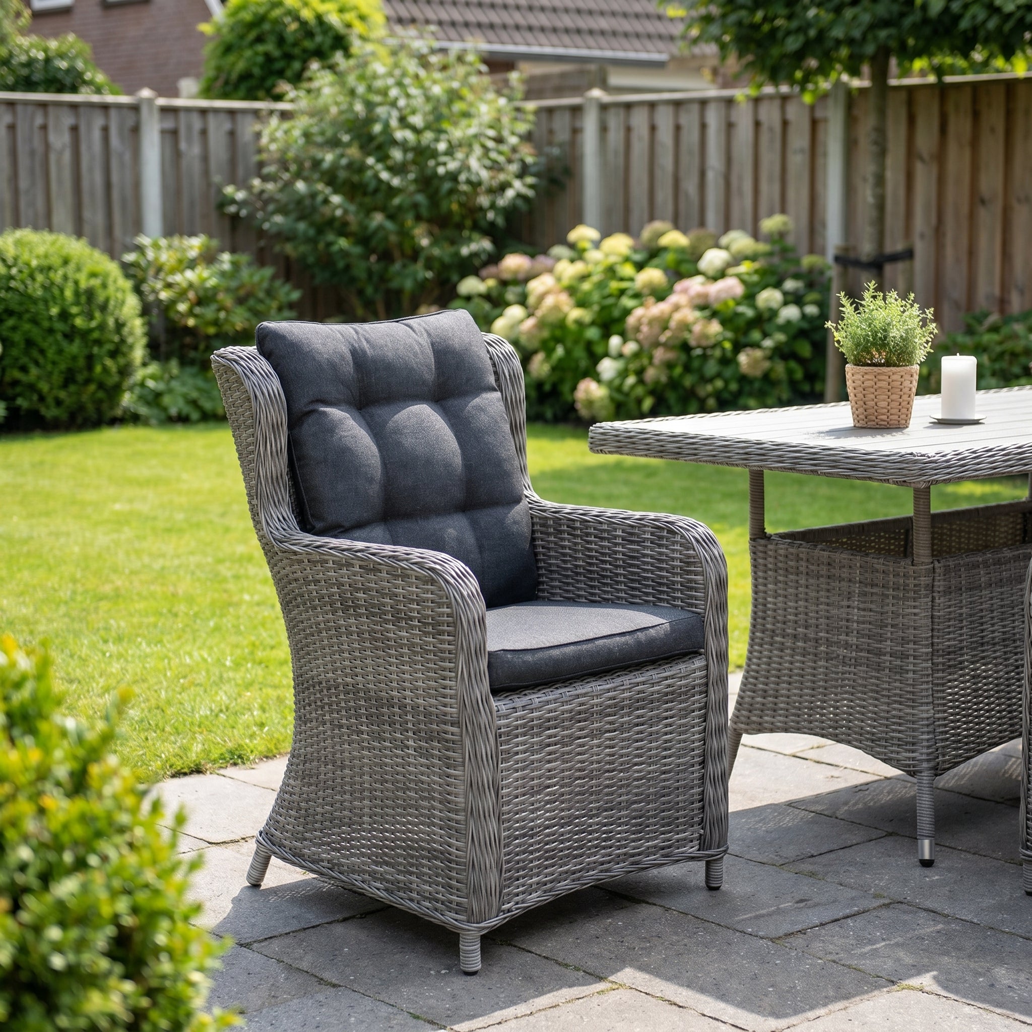 Delano Tuinstoel | Dining - Natural Grey in een sfeervolle tuin - Outnest tuinmeubelen