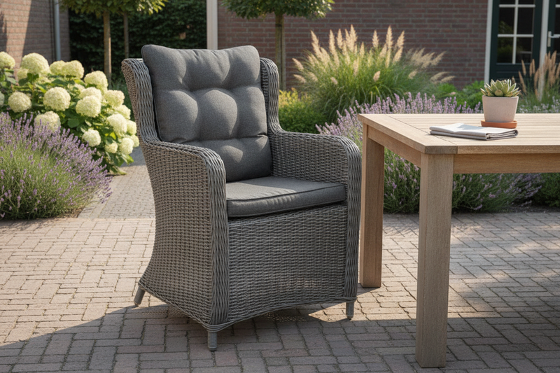 Delano Tuinstoel | Dining - Rock Grey in een sfeervolle tuin - Outnest tuinmeubelen