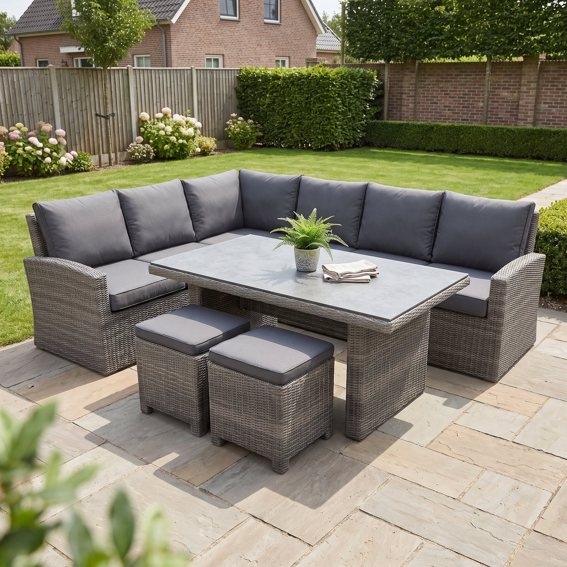 Denver Dining Loungeset - Spraystone / Kobo Grey in een sfeervolle tuin - Outnest tuinmeubelen