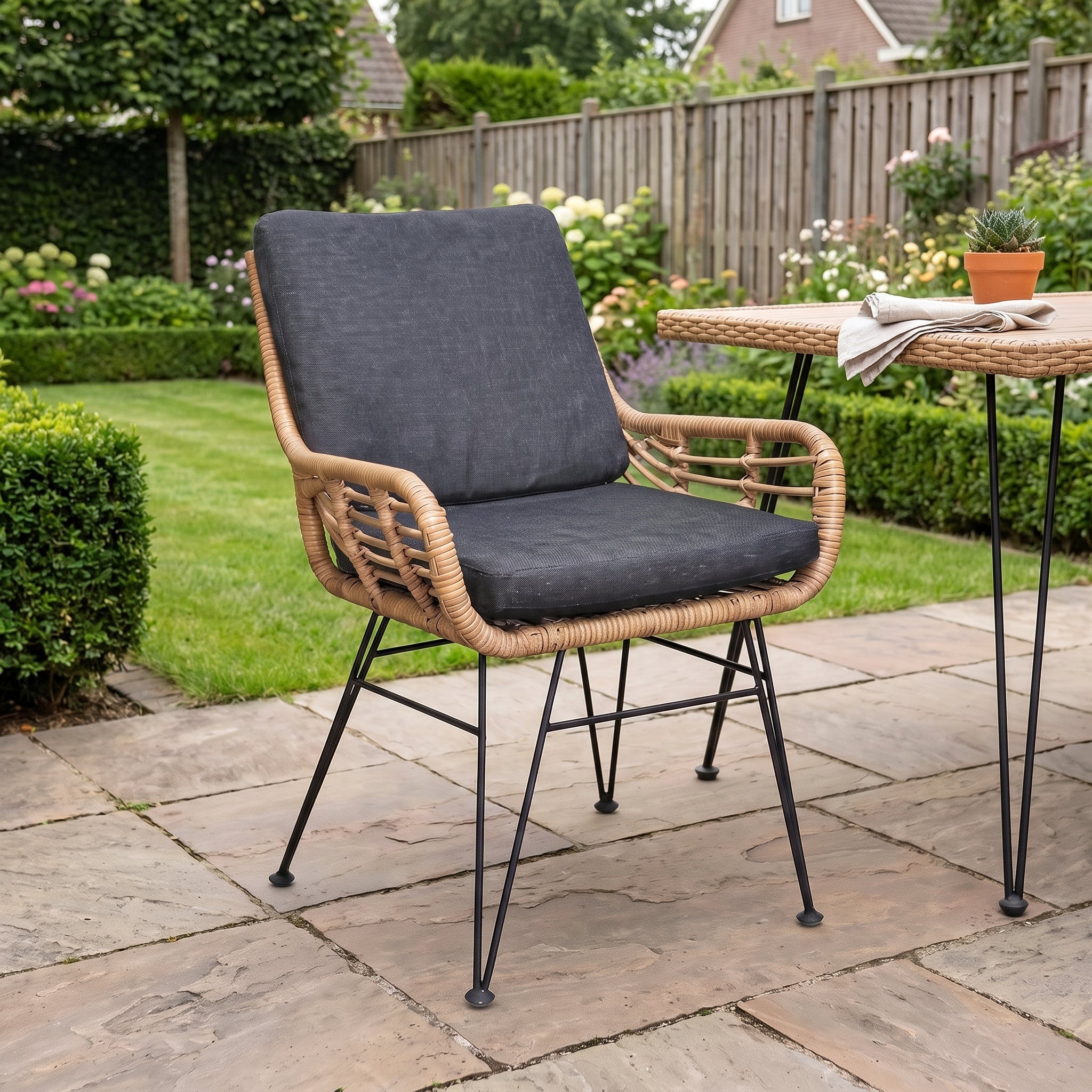 Dover Tuinstoel | Dining in een sfeervolle tuin - Outnest tuinmeubelen