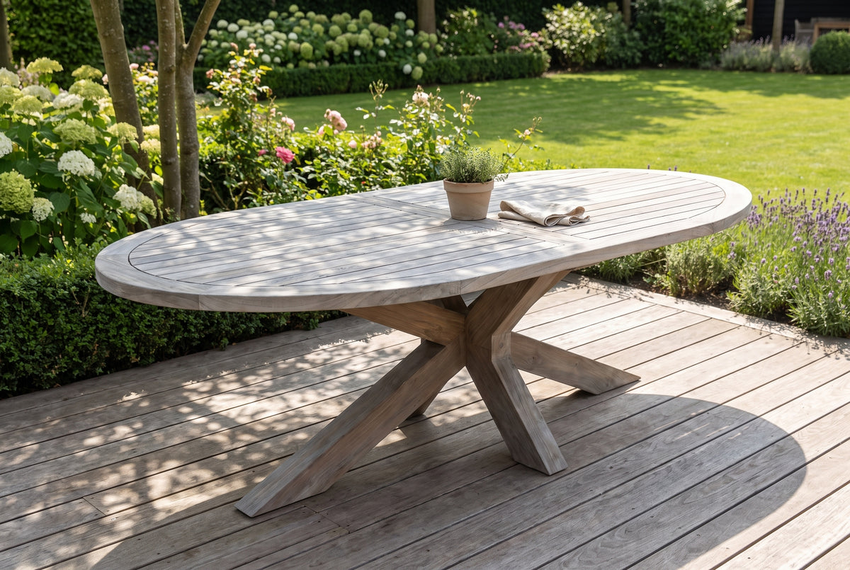 Teakhouten tuintafel die geleidelijk vergrijst naar zilvergrijs