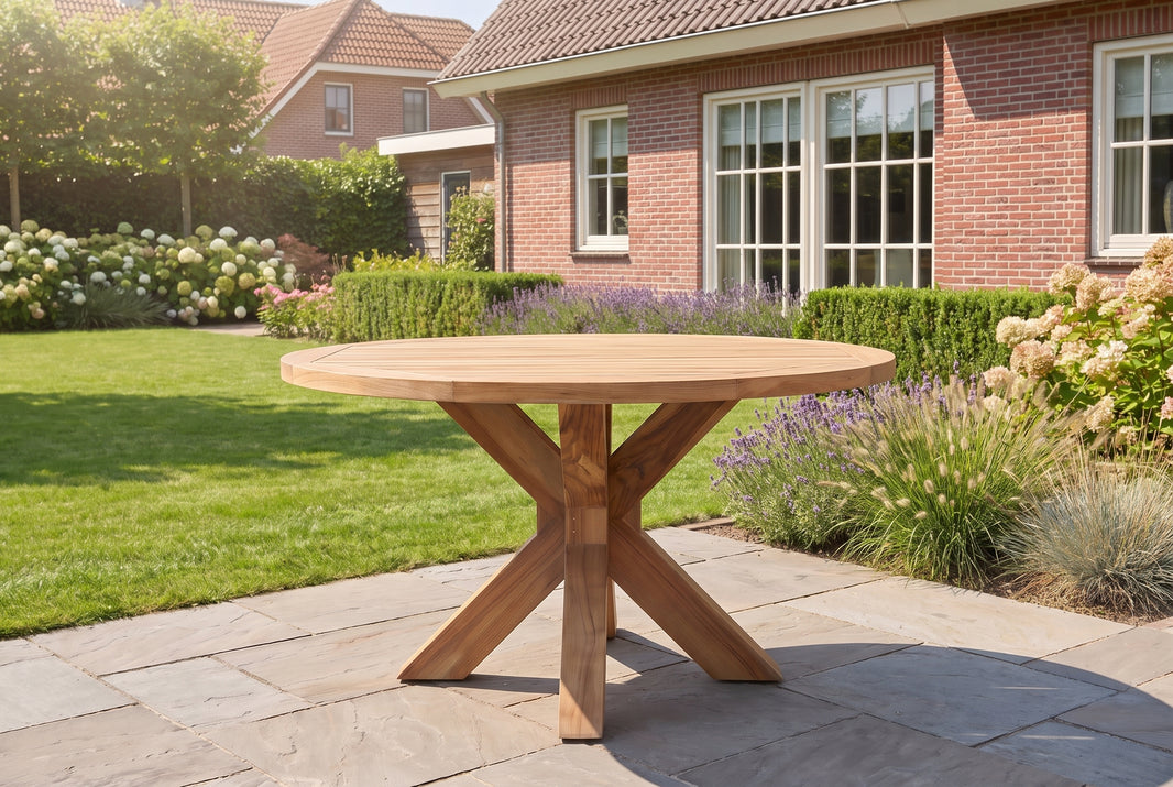 Ronde houten tuintafel met een blik verf en een kwast ernaast, deels al geschilderd