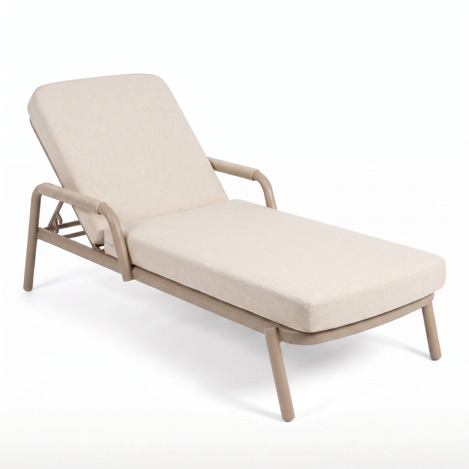Egina Ligbed - Beige in een sfeervolle tuin - Outnest tuinmeubelen