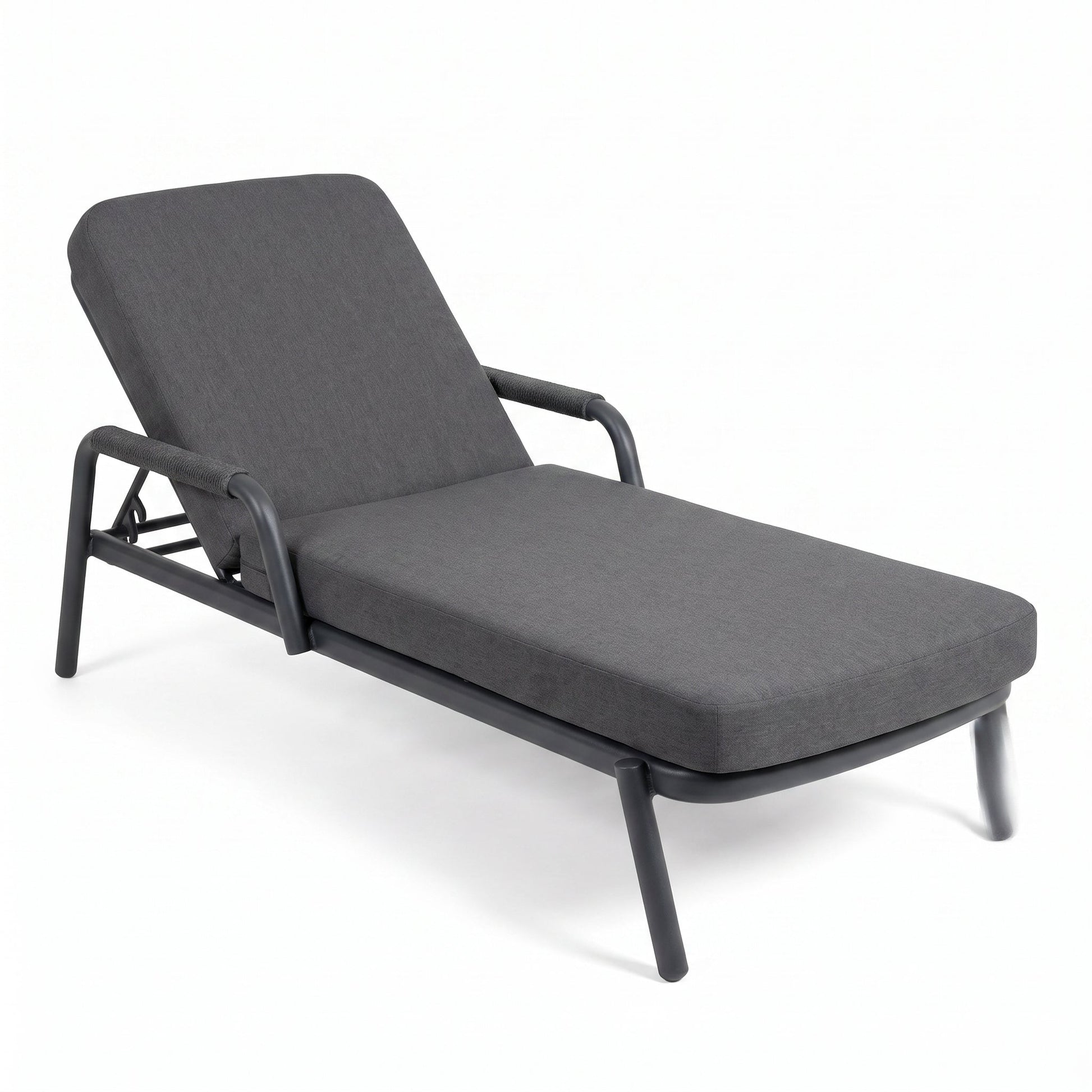 Egina Ligbed - Dark Grey in een sfeervolle tuin - Outnest tuinmeubelen