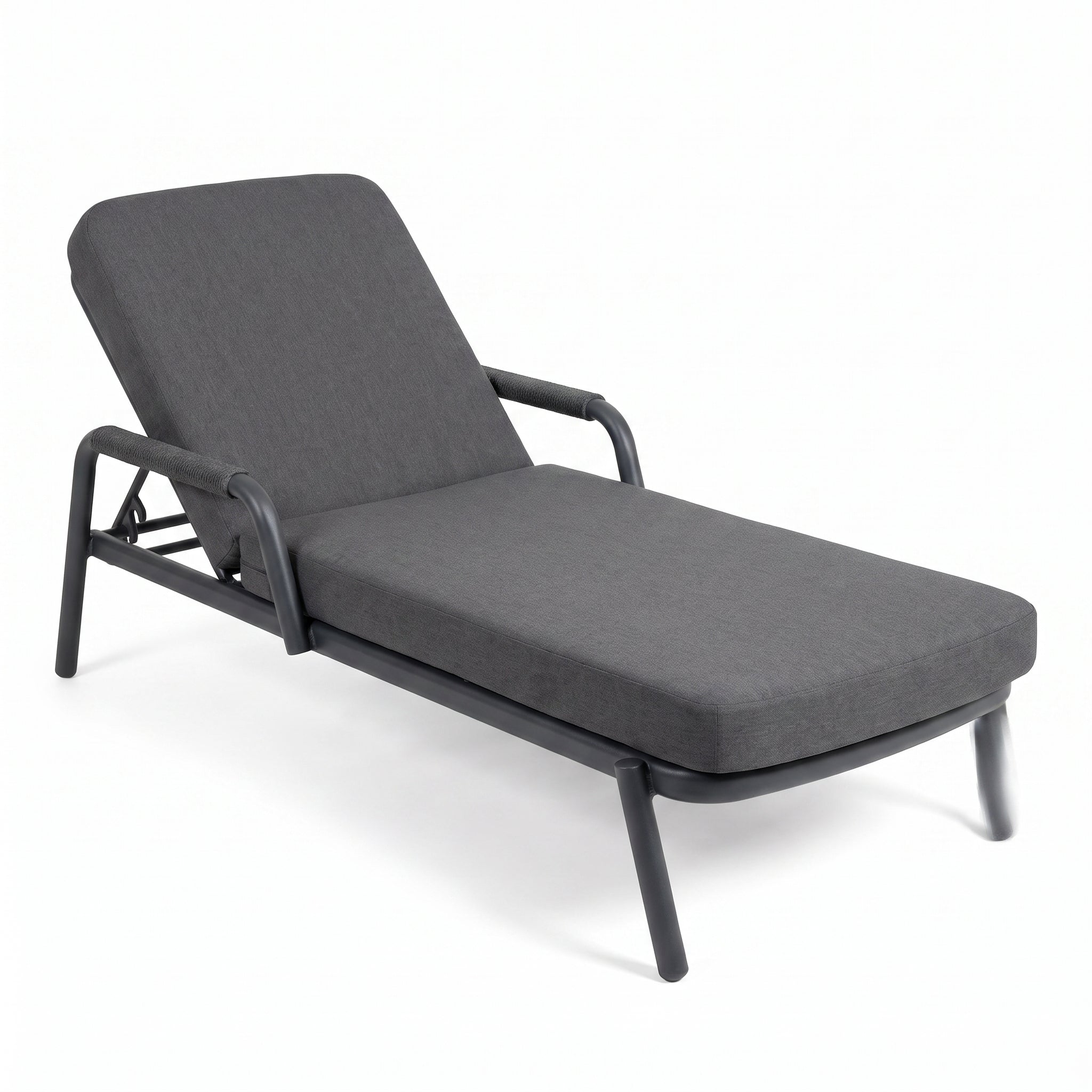 Egina Ligbed - Dark Grey in een sfeervolle tuin - Outnest tuinmeubelen