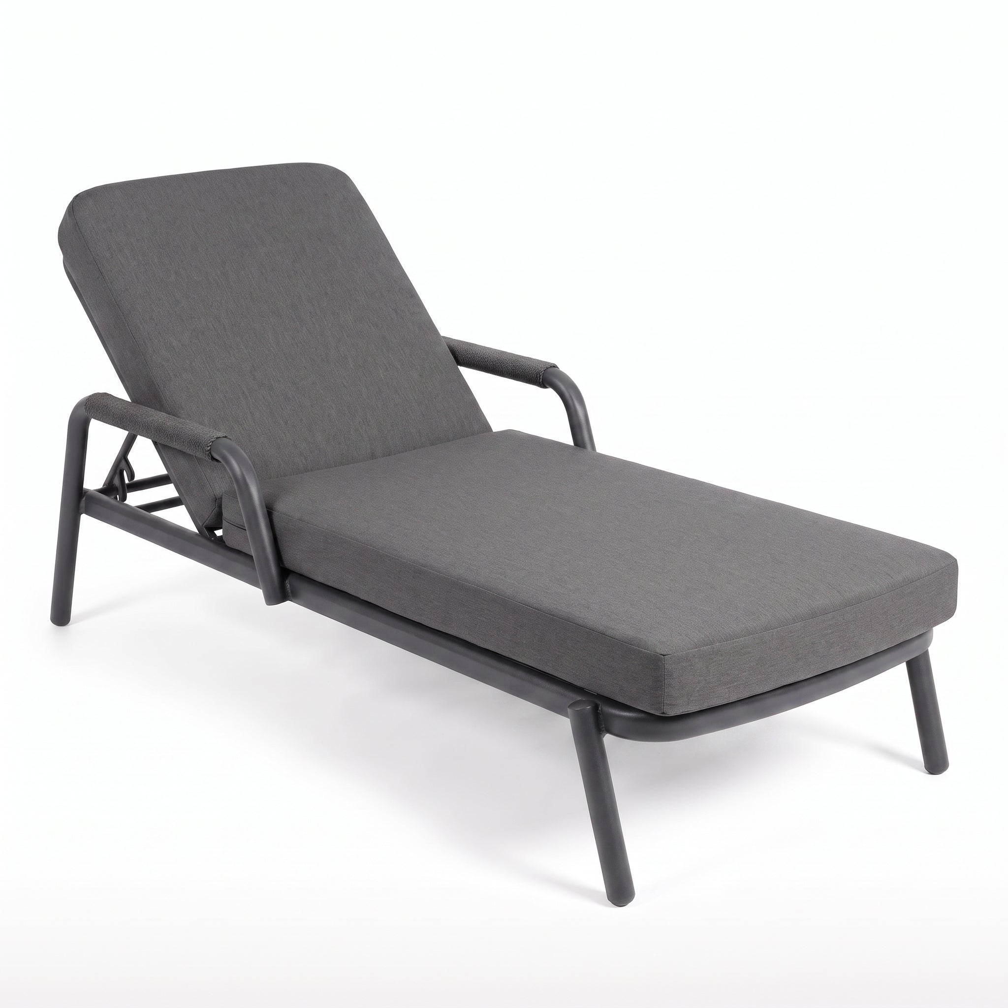 Egina Ligbed - Dark Grey in een sfeervolle tuin - Outnest tuinmeubelen