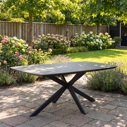 Egina Tuintafel 220 cm - Keramisch blad zwart in een sfeervolle tuin - Outnest tuinmeubelen