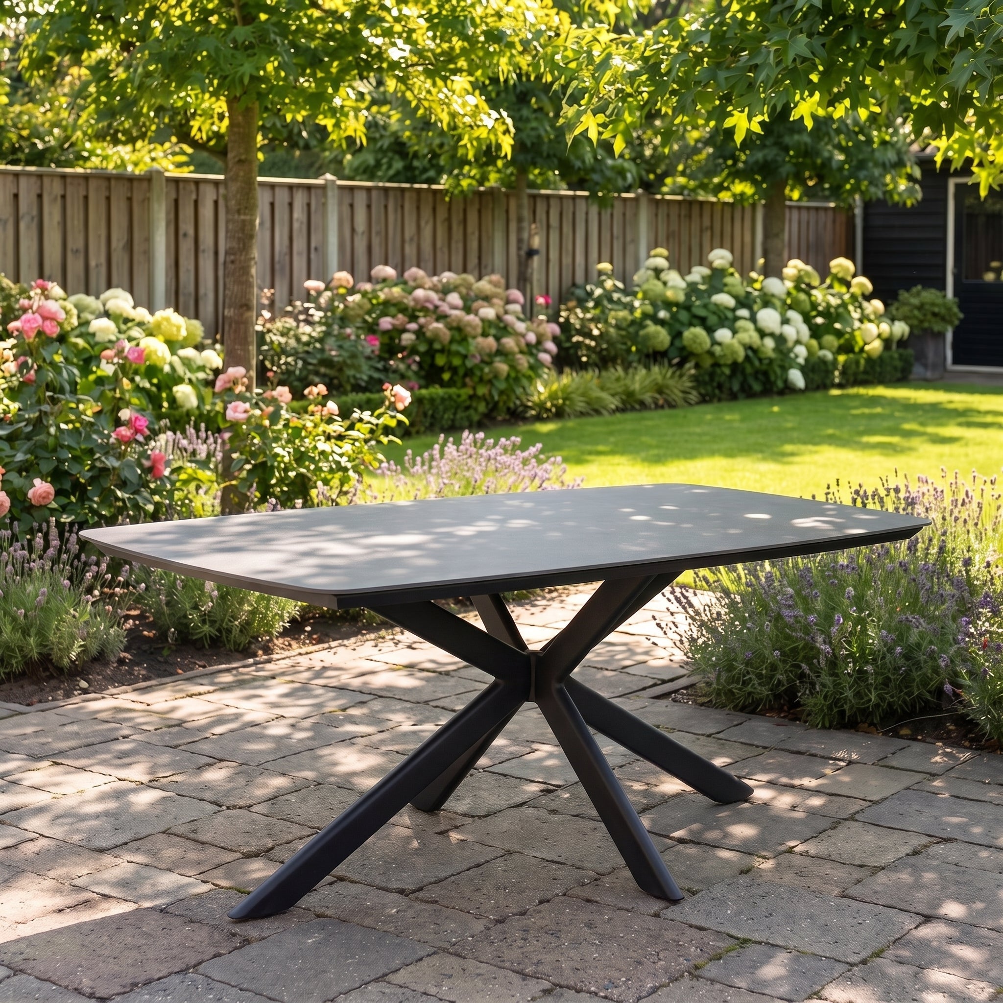 Egina Tuintafel 220 cm - Keramisch blad zwart in een sfeervolle tuin - Outnest tuinmeubelen