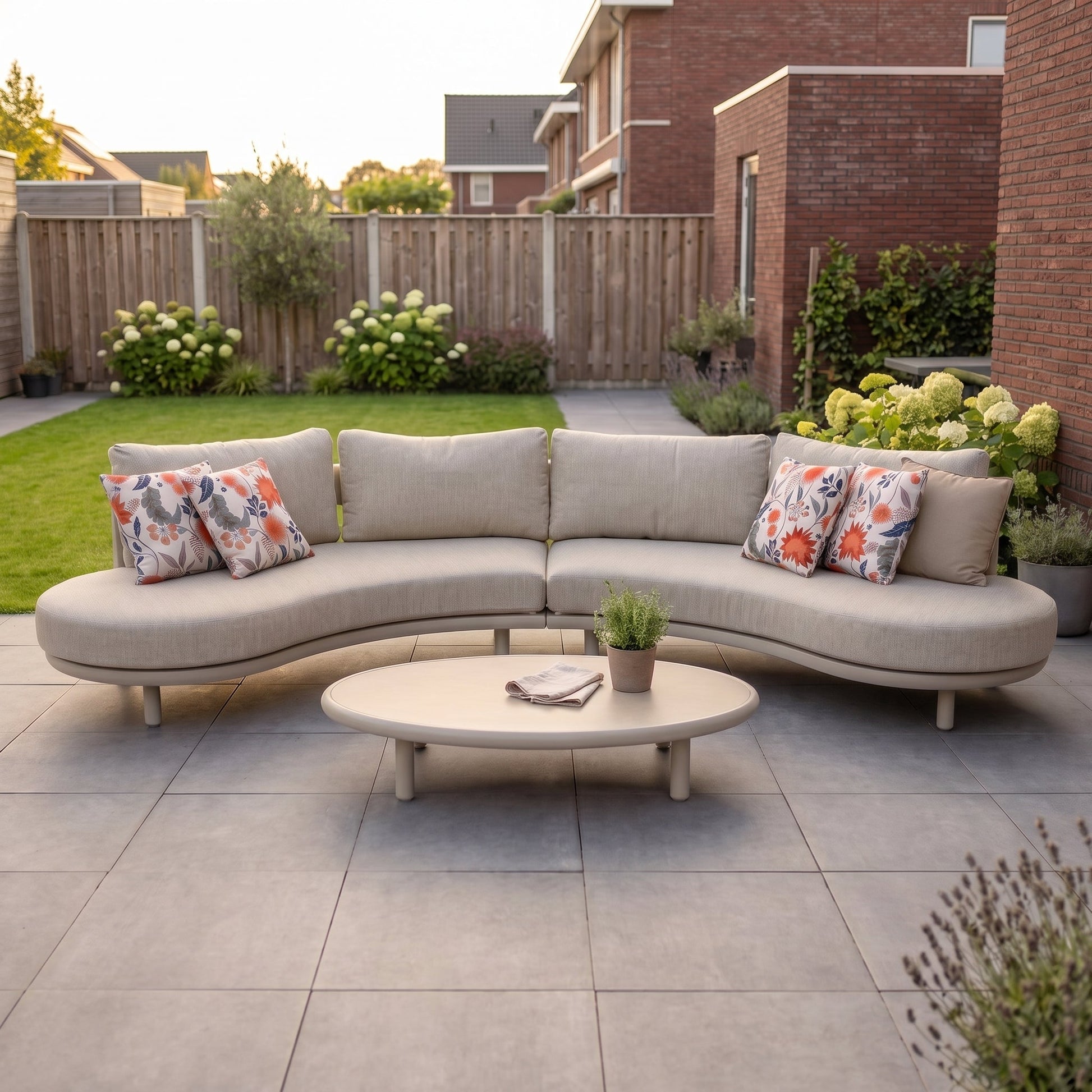 Elis Hoek Loungeset - Beige in een sfeervolle tuin - Outnest tuinmeubelen