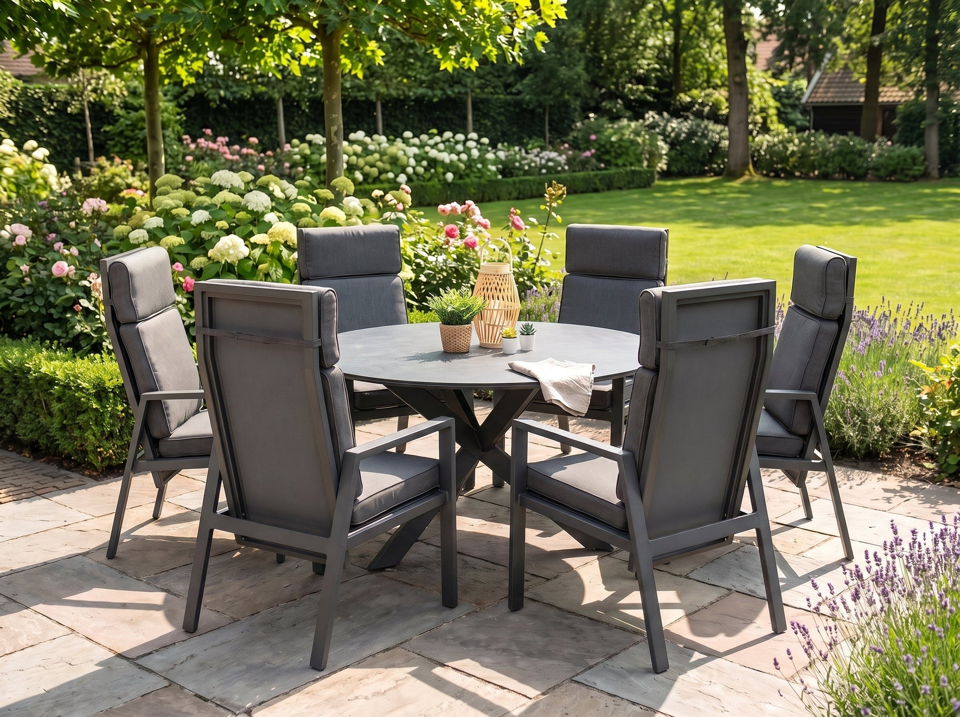Firenze-Birmingham Verstelbare Tuinset 6 Personen - Keramisch blad / Dark Grey in een sfeervolle tuin - Outnest tuinmeubelen