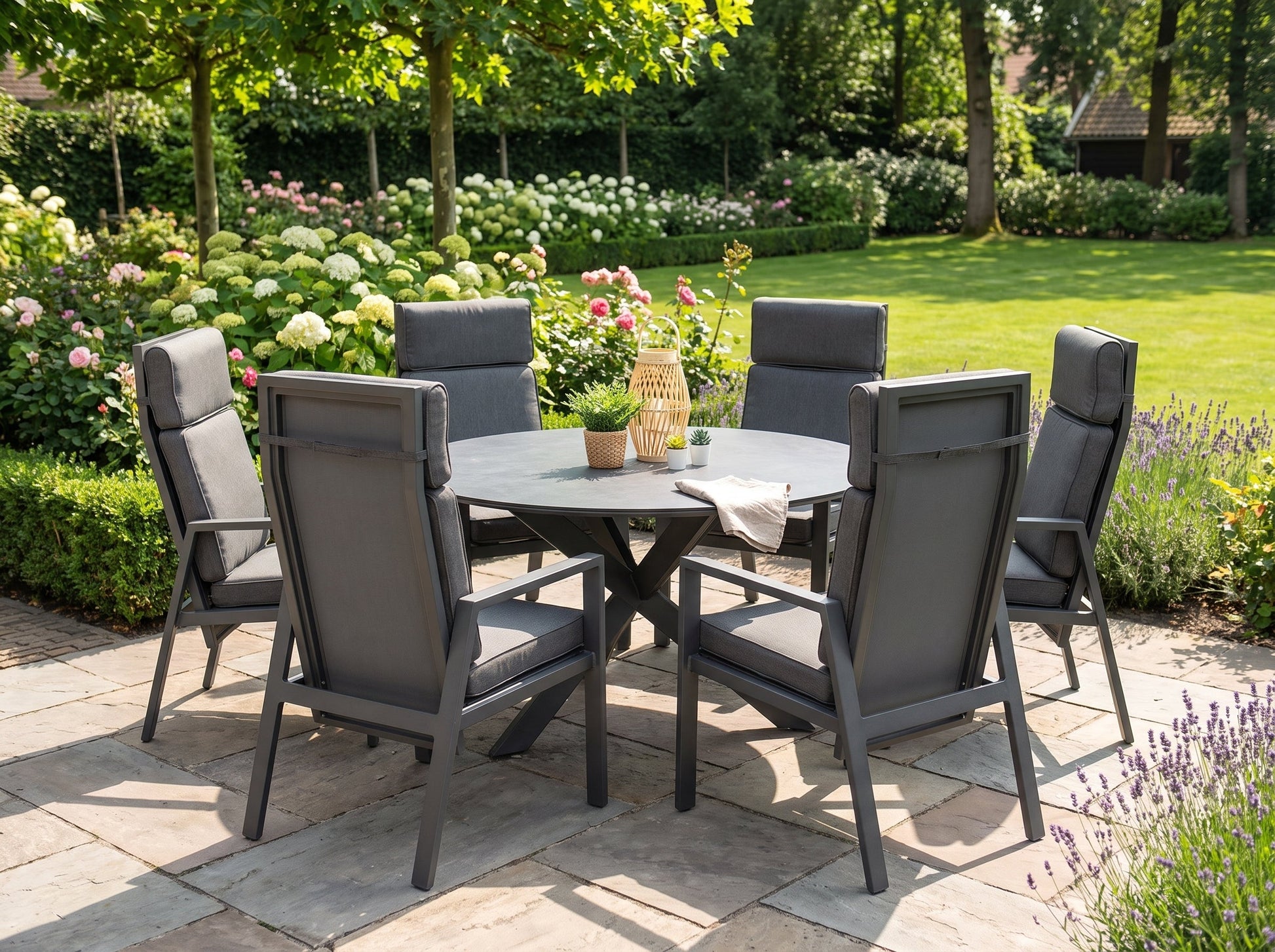 Firenze-Birmingham Verstelbare Tuinset 6 Personen - Keramisch blad / Dark Grey in een sfeervolle tuin - Outnest tuinmeubelen