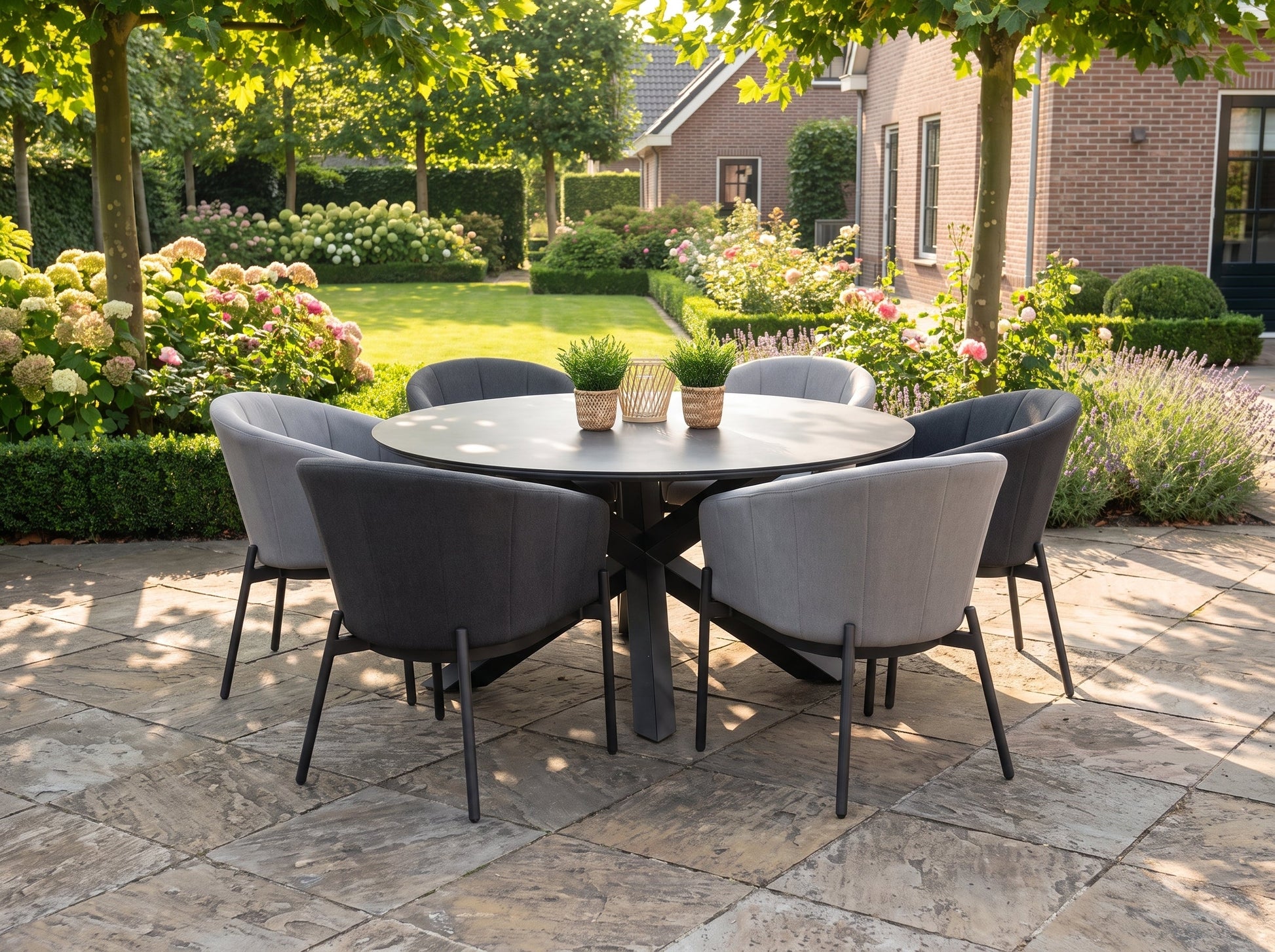 Firenze-Biscayne Tuinset 6 Personen - Keramisch blad / Anthracite / Beige in een sfeervolle tuin - Outnest tuinmeubelen