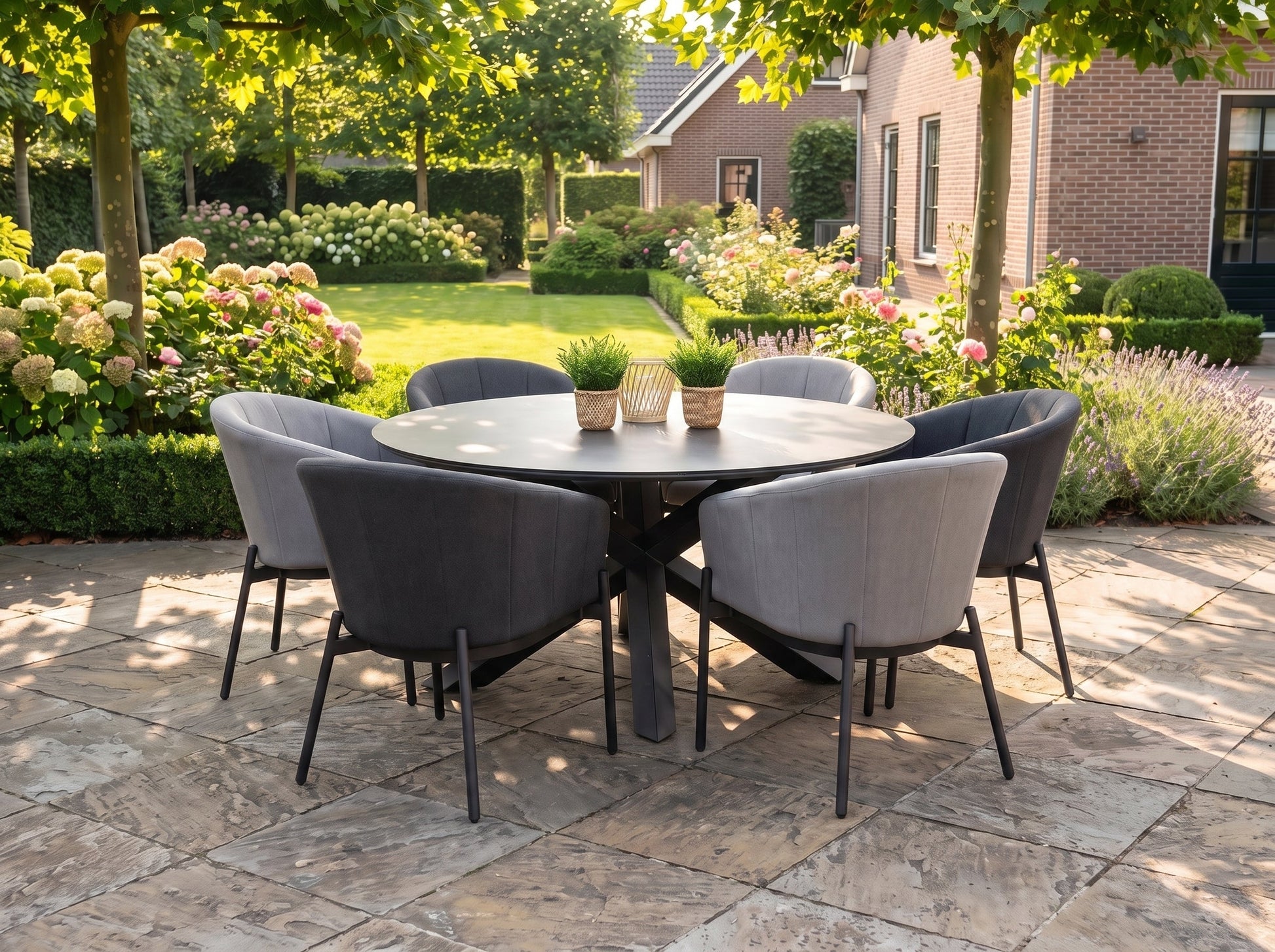 Firenze-Biscayne Tuinset 6 Personen - Keramisch blad / Anthracite / Beige in een sfeervolle tuin - Outnest tuinmeubelen