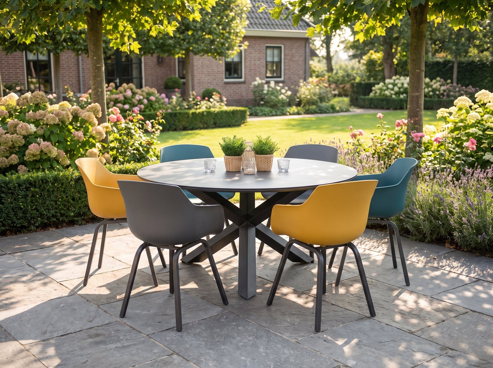 Firenze-Bristol Tuinset 6 Personen - Keramisch blad / 2X Anthracite - 2X Yellow - 2X Green in een sfeervolle tuin - Outnest