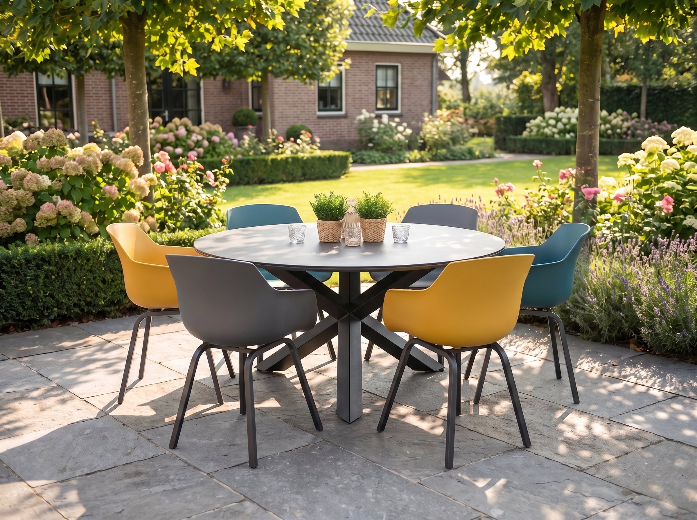 Firenze-Bristol Tuinset 6 Personen - Keramisch blad / 2X Anthracite - 2X Yellow - 2X Green in een sfeervolle tuin - Outnest