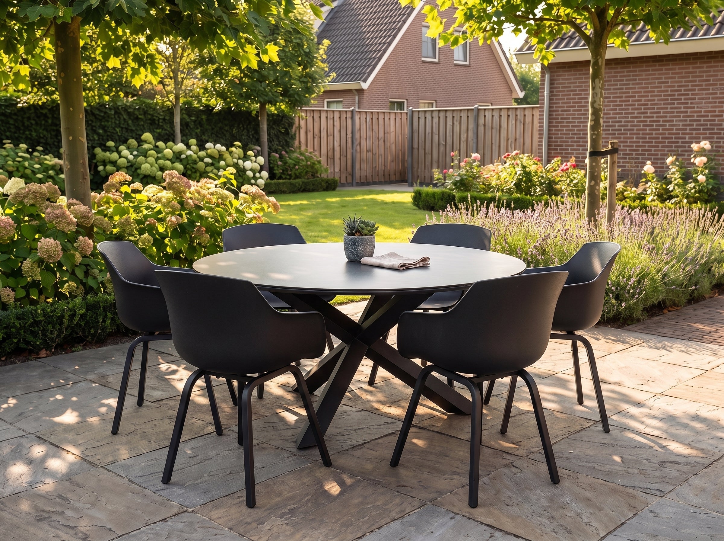 Firenze-Bristol Tuinset 6 Personen - Keramisch blad / Anthracite in een sfeervolle tuin - Outnest tuinmeubelen