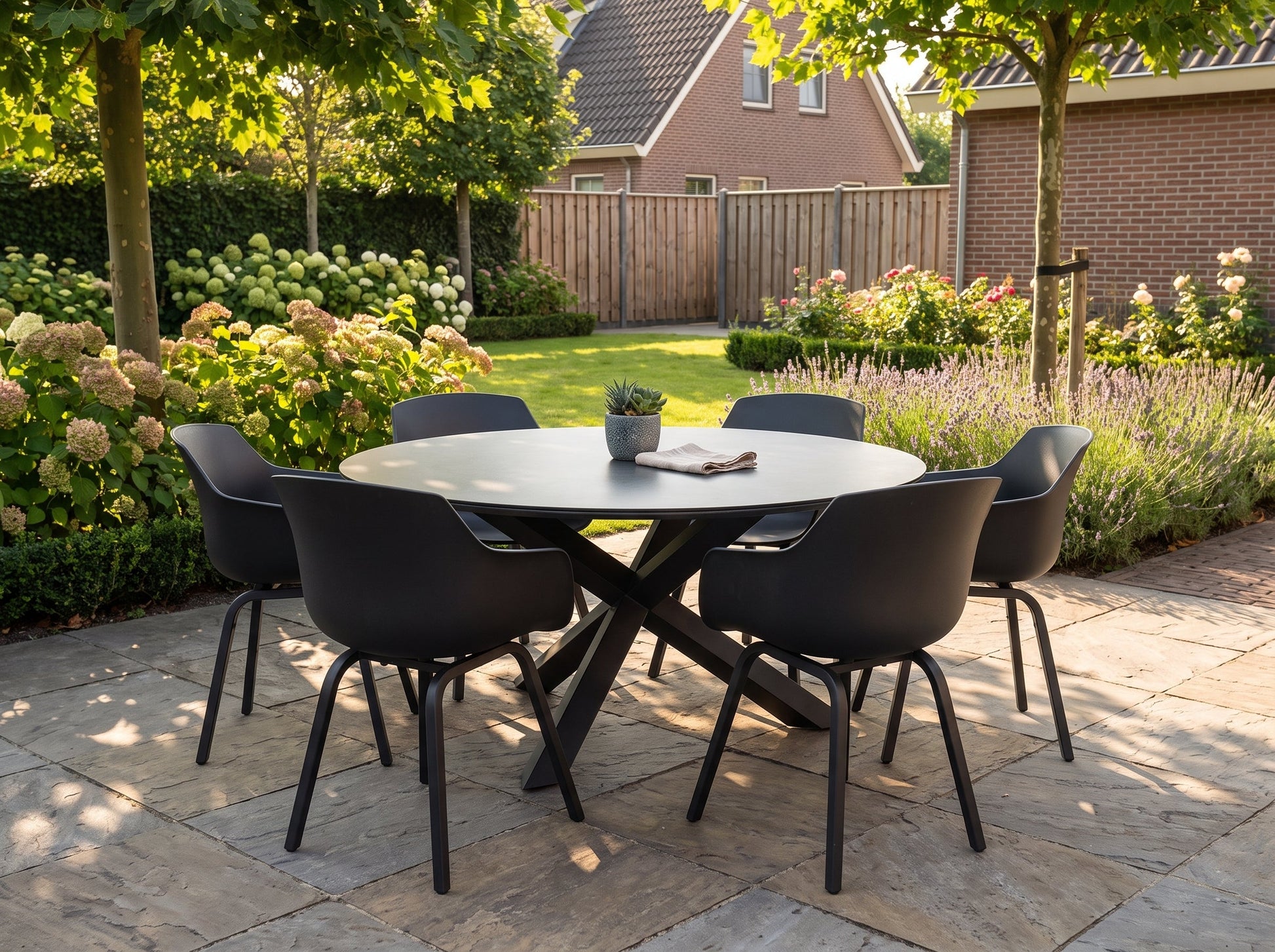 Firenze-Bristol Tuinset 6 Personen - Keramisch blad / Anthracite in een sfeervolle tuin - Outnest tuinmeubelen
